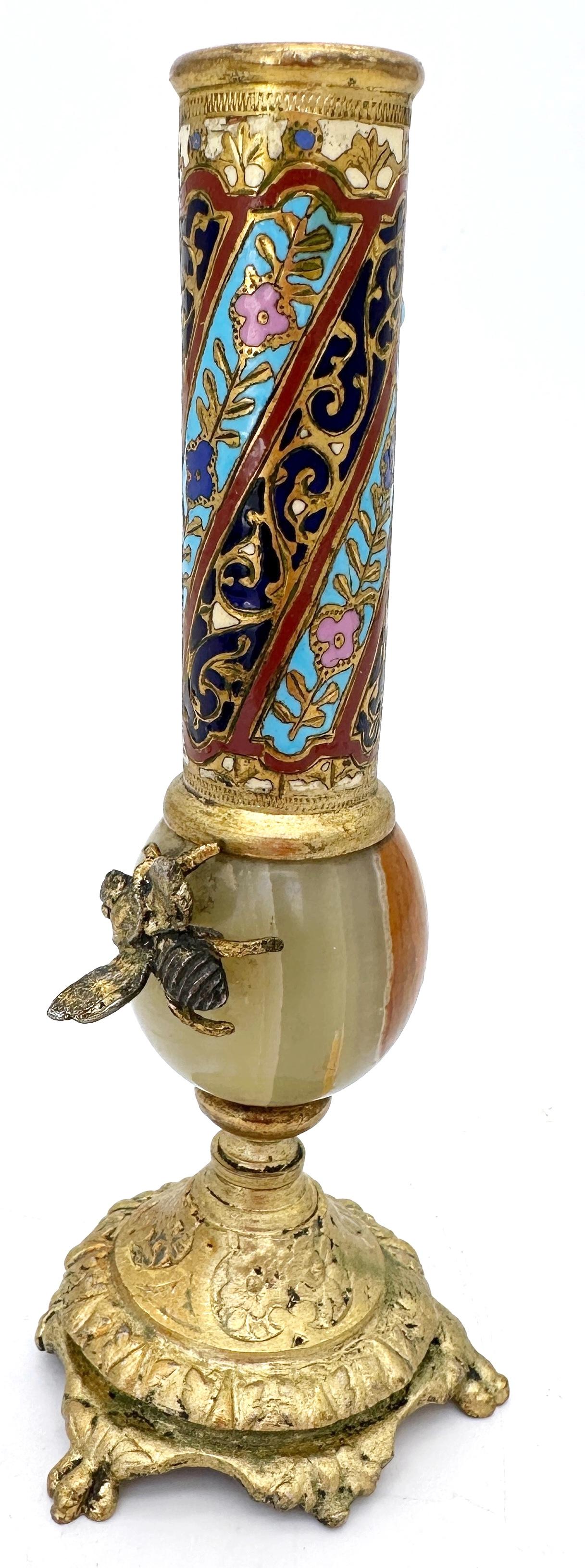 Jarrón francés del s. XIX con capullos de esmalte de ónice y ormolu y abeja aplicada en Bueno estado para la venta en West Palm Beach, FL