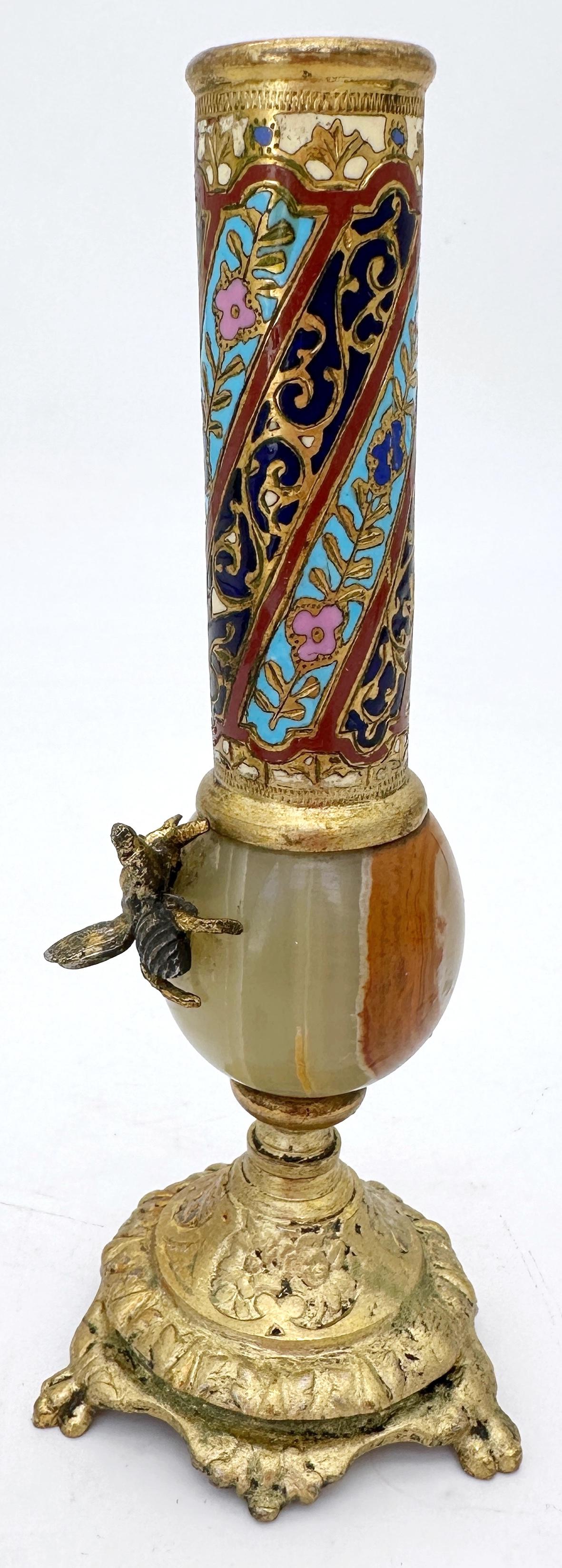 Jarrón francés del s. XIX con capullos de esmalte de ónice y ormolu y abeja aplicada siglo XIX en venta