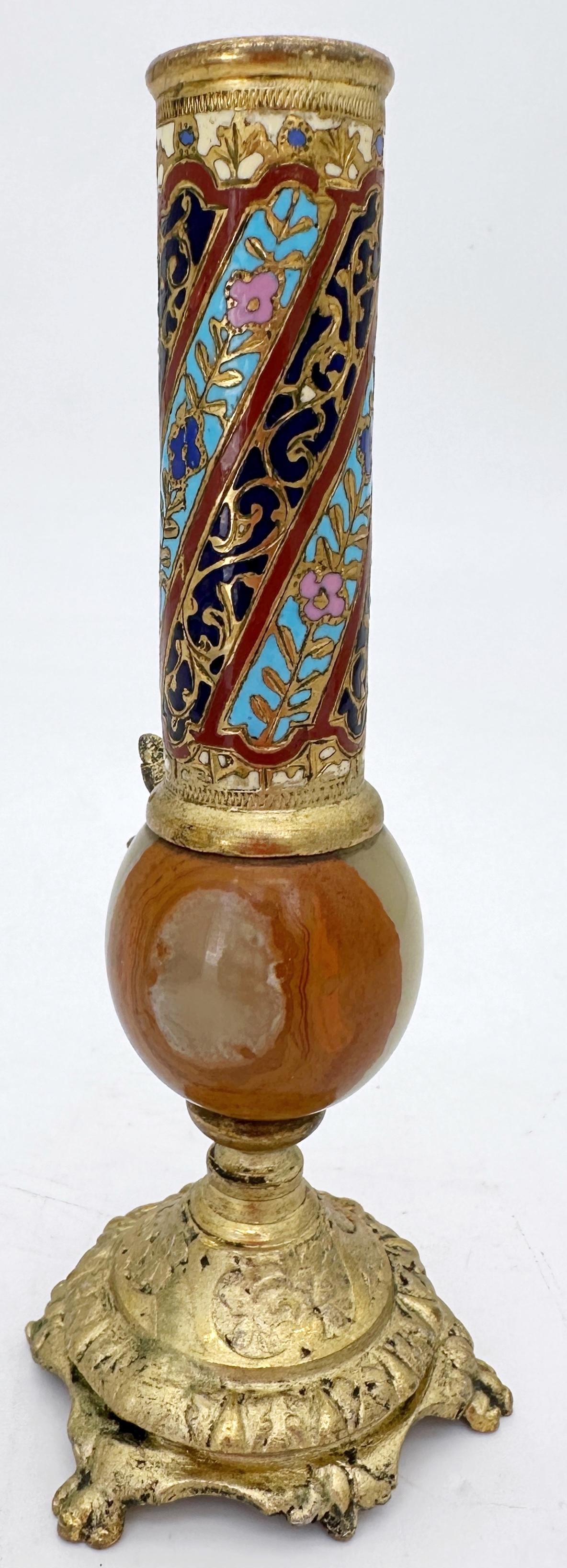 Jarrón francés del s. XIX con capullos de esmalte de ónice y ormolu y abeja aplicada Ónix en venta