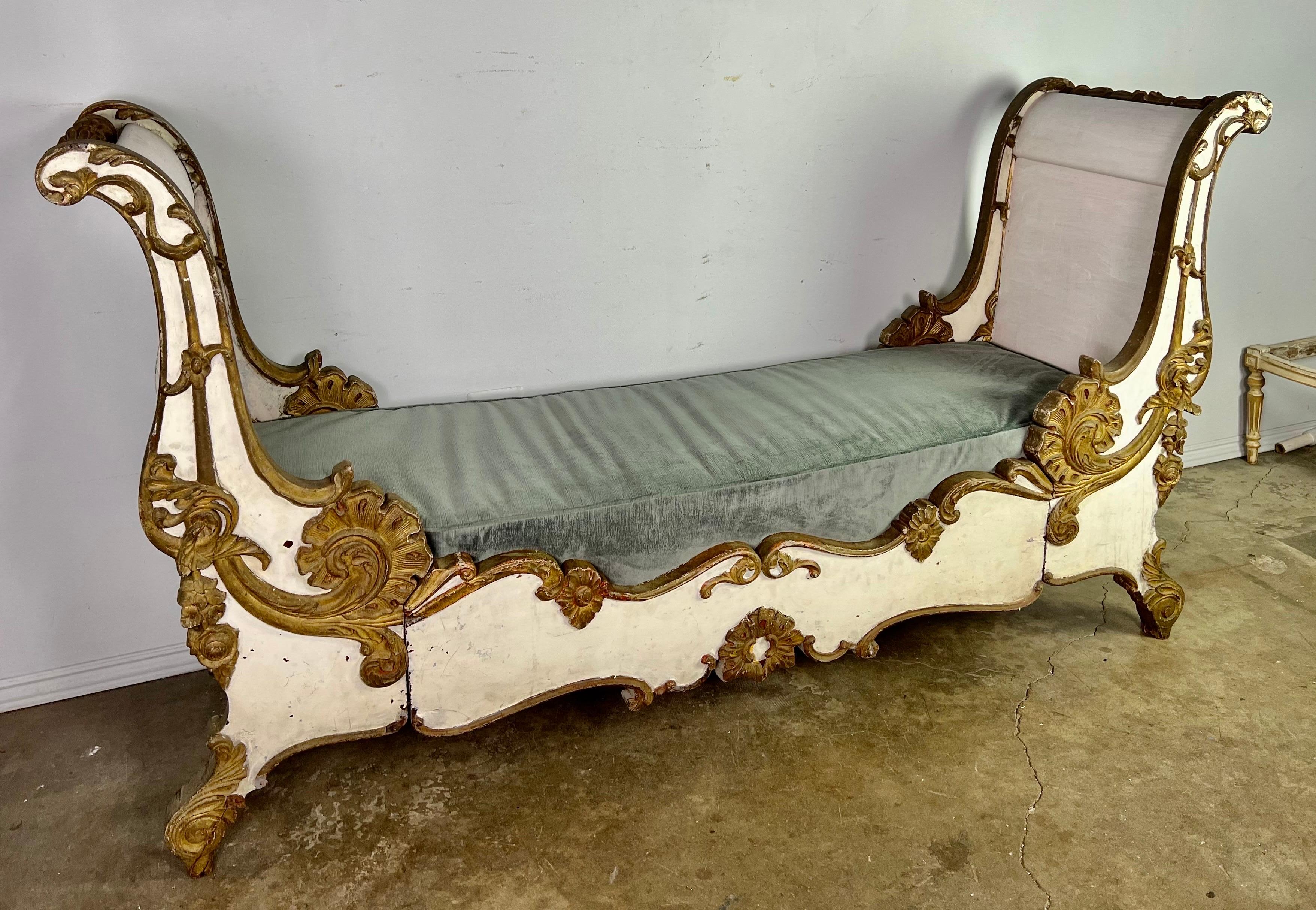 19th C. French Painted and Parcel Gilt Daybed For Sale 4