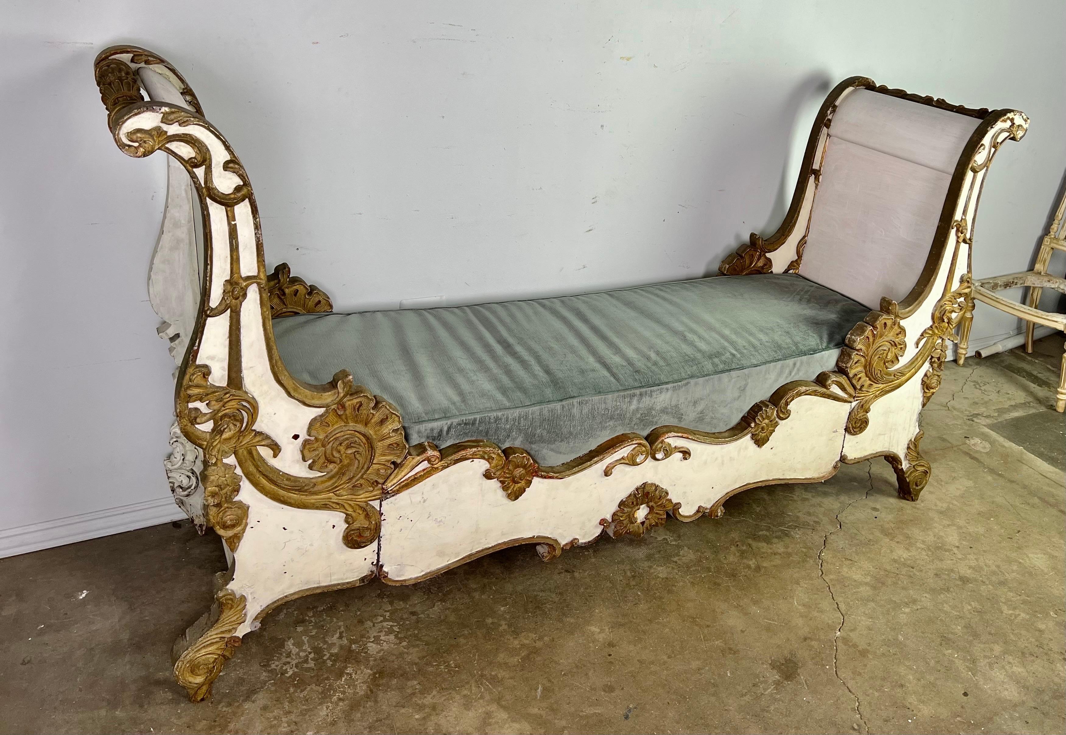 19th C. French Painted and Parcel Gilt Daybed For Sale 5