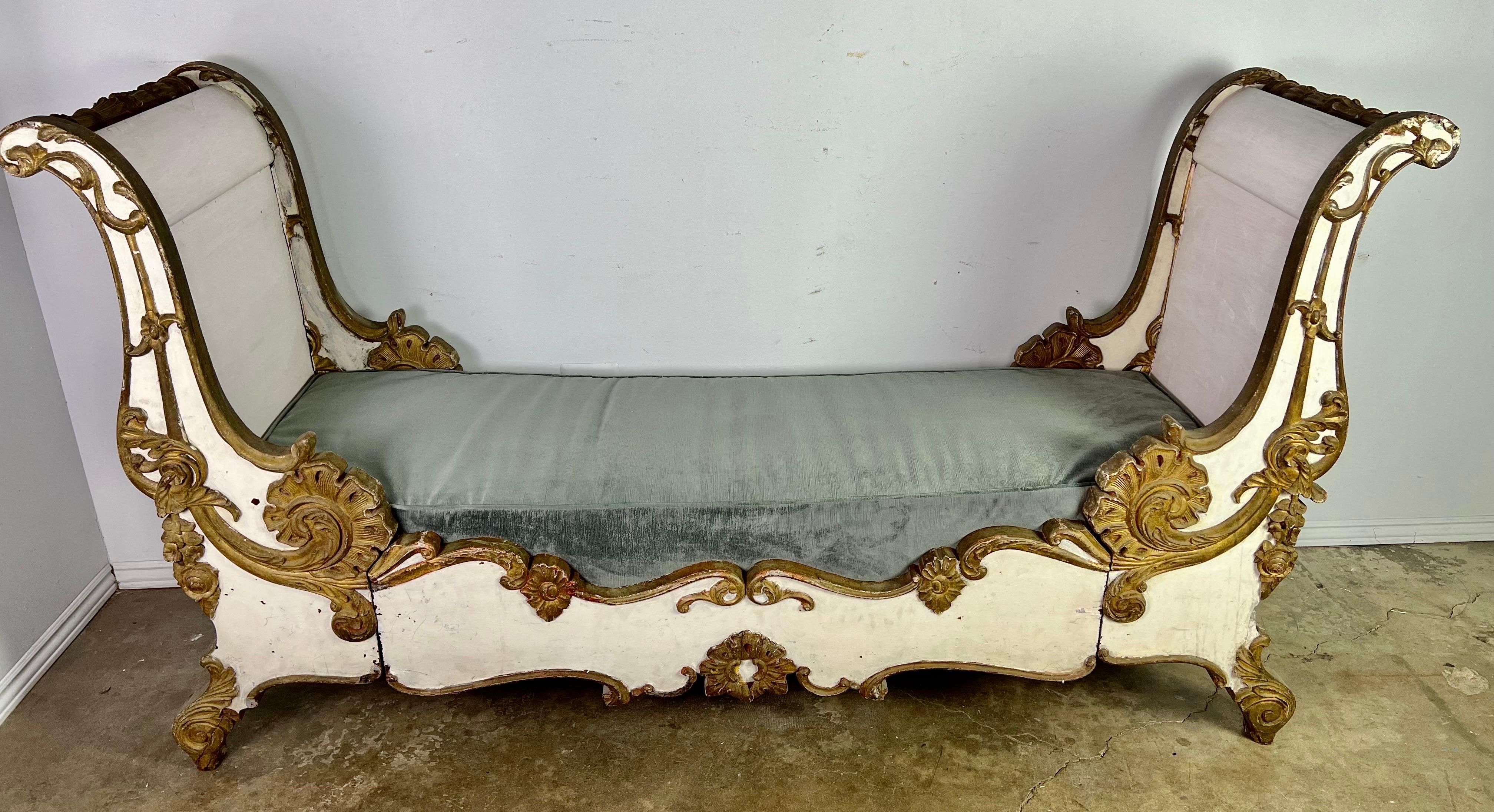 Rococo A.I.C., lit de repos peint et parcellaire doré du 19ème siècle. en vente