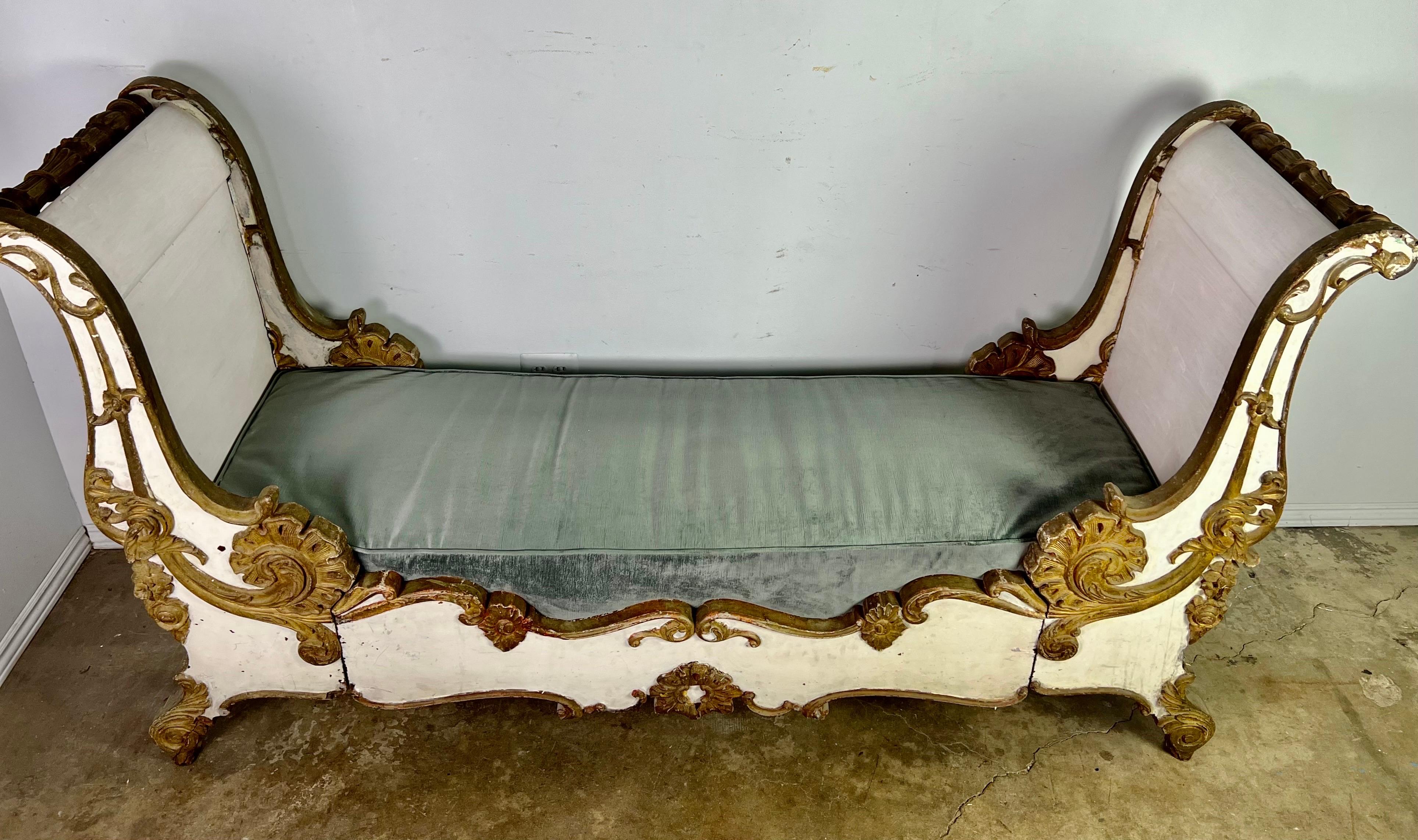 19th C. French Painted and Parcel Gilt Daybed In Distressed Condition For Sale In Los Angeles, CA