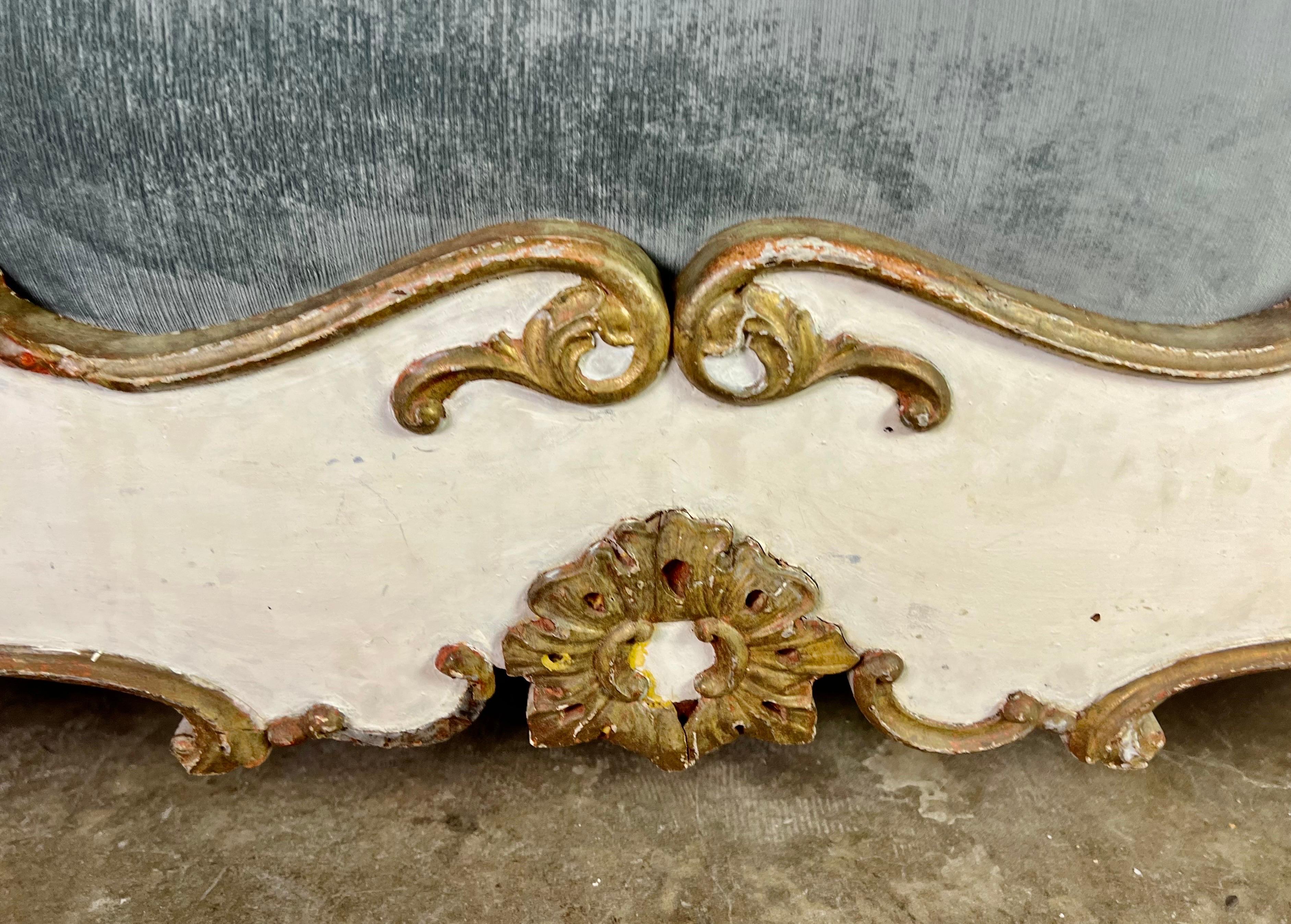 19th C. French Painted and Parcel Gilt Daybed For Sale 1