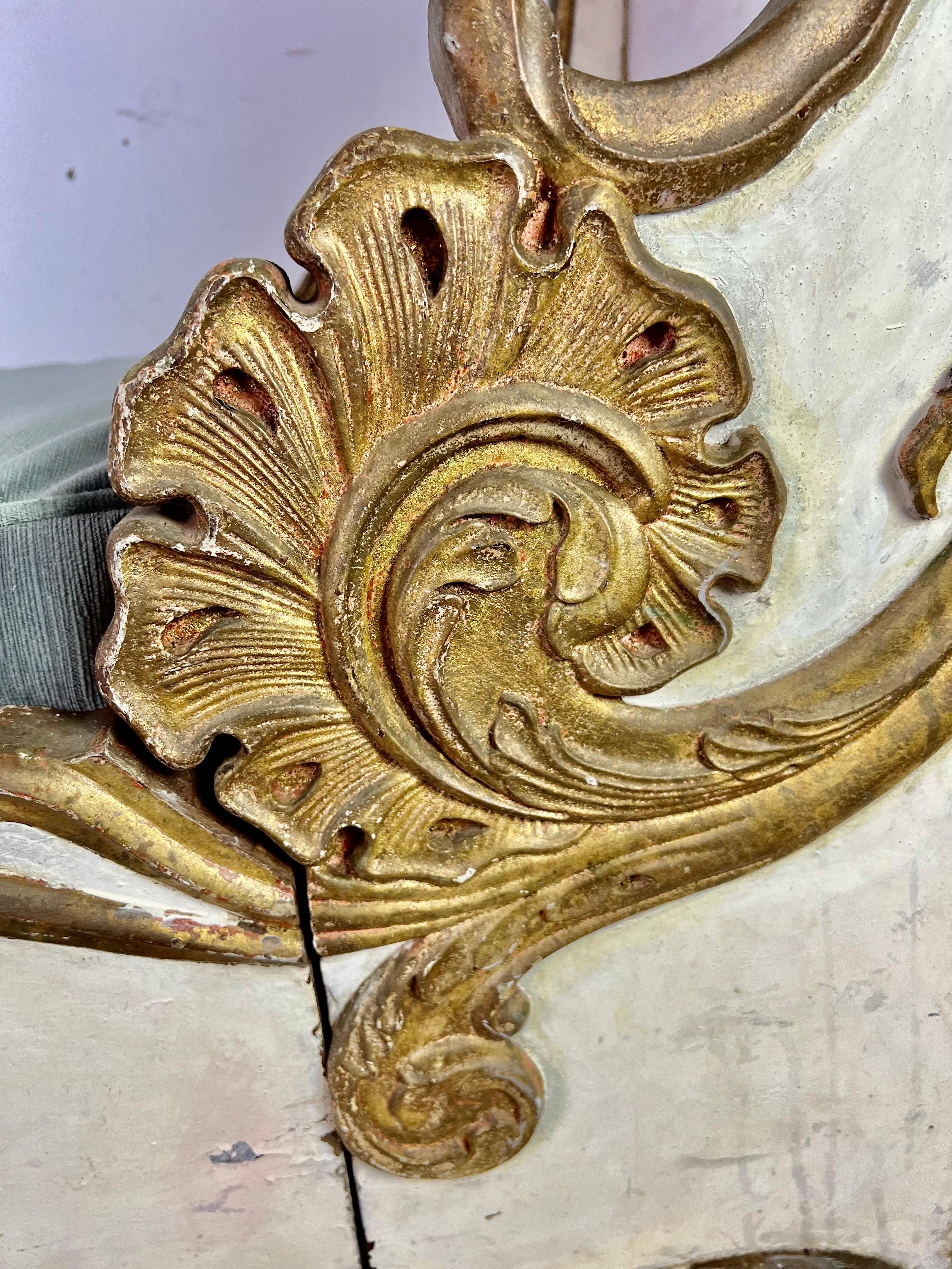 Bois A.I.C., lit de repos peint et parcellaire doré du 19ème siècle. en vente
