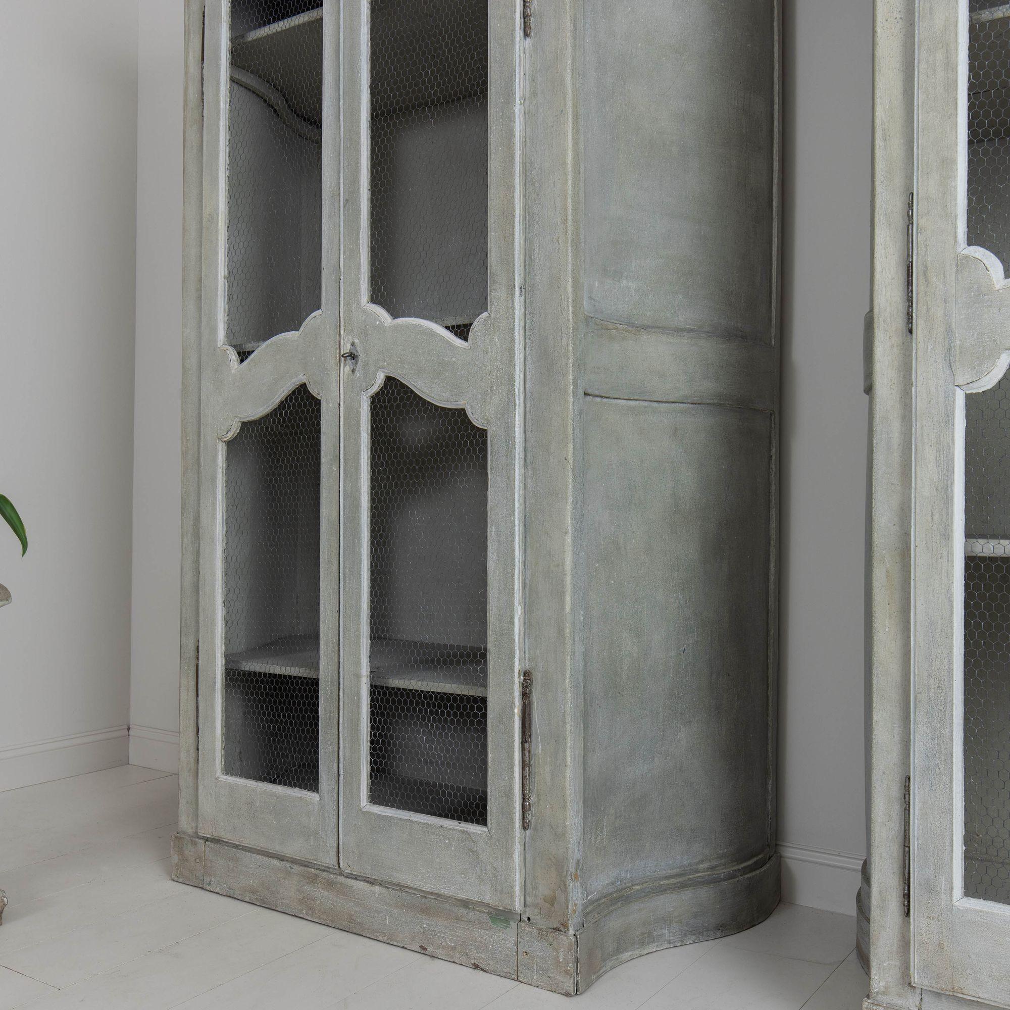 XIX sec. Armadi a muro dipinti in francese con lati a serpentina in vendita 6