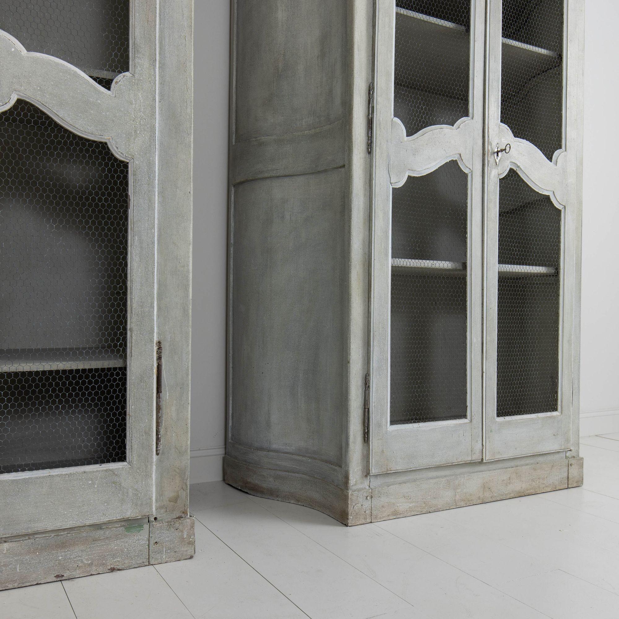 XIX sec. Armadi a muro dipinti in francese con lati a serpentina in vendita 8