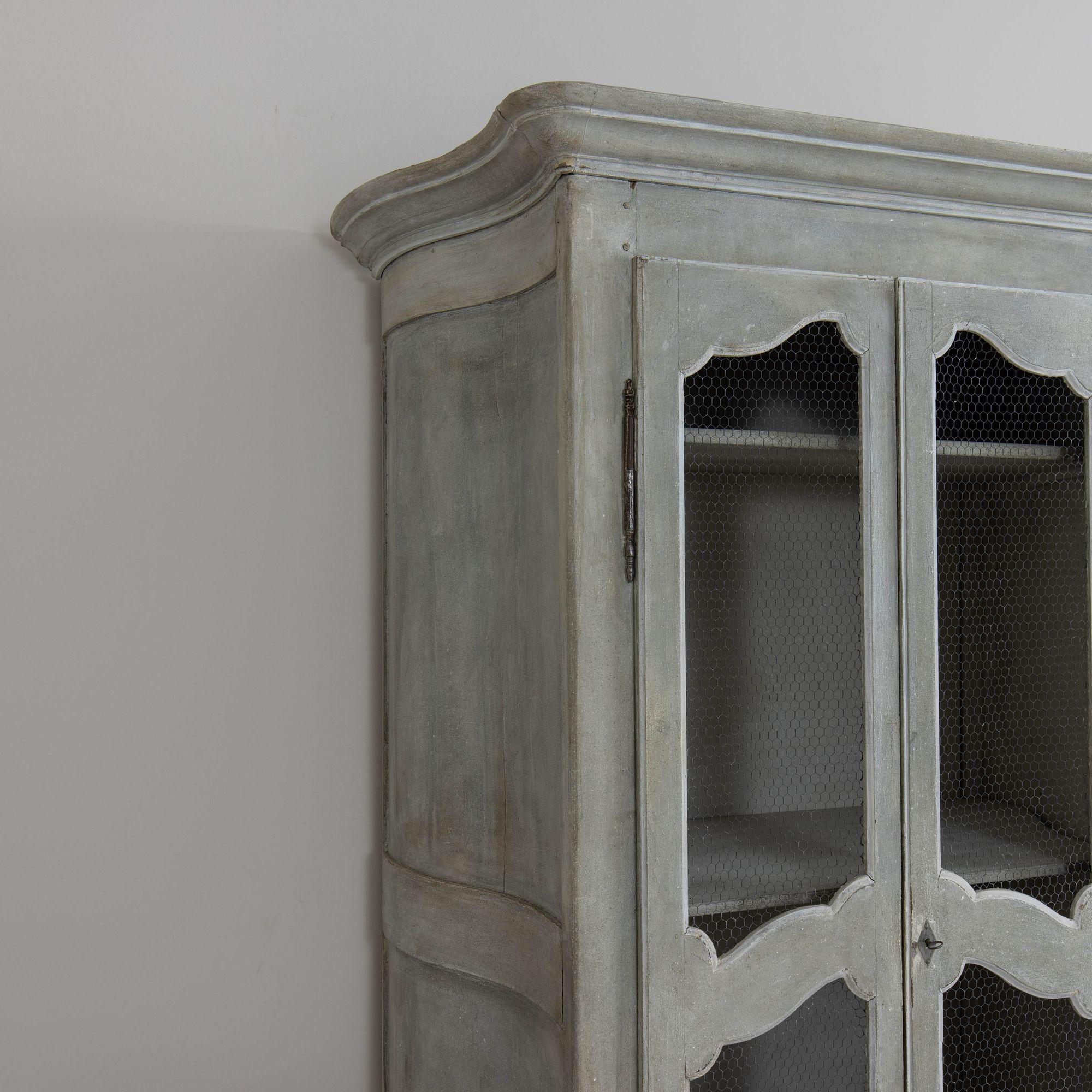 XIX sec. Armadi a muro dipinti in francese con lati a serpentina in vendita 9