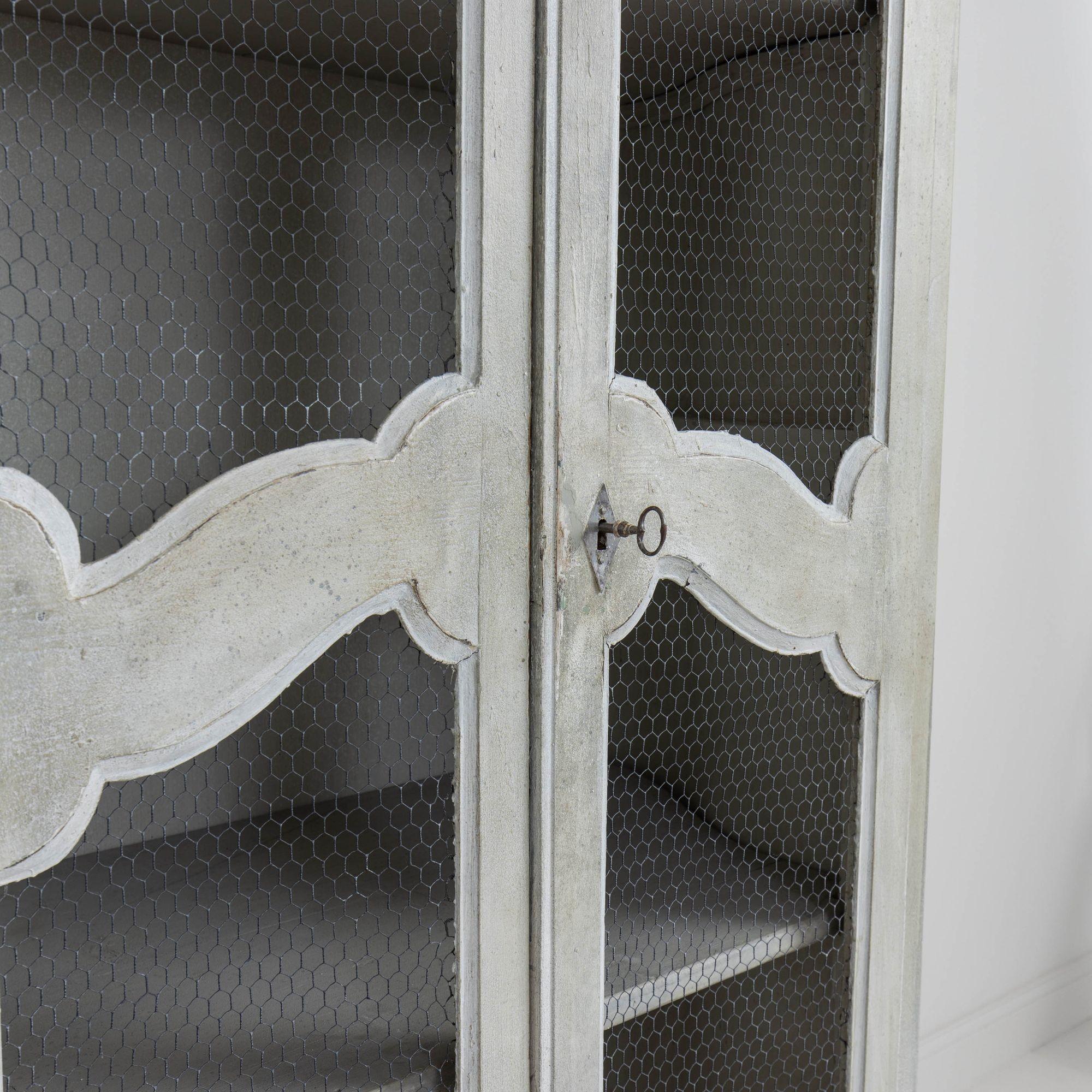 XIX sec. Armadi a muro dipinti in francese con lati a serpentina in vendita 10