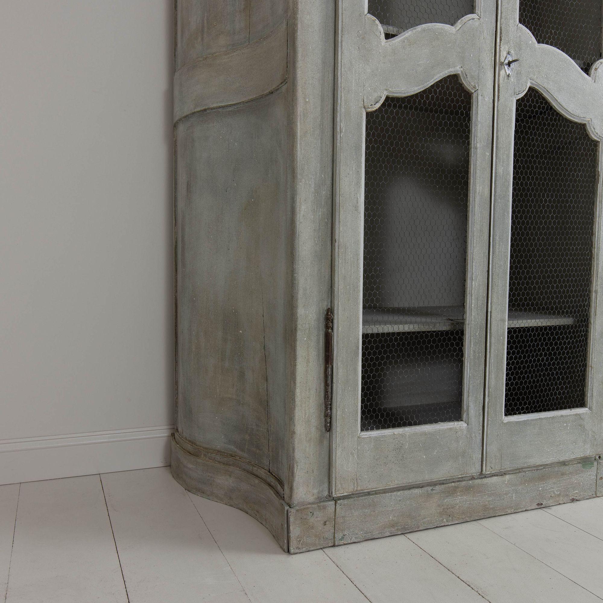 XIX sec. Armadi a muro dipinti in francese con lati a serpentina in vendita 11