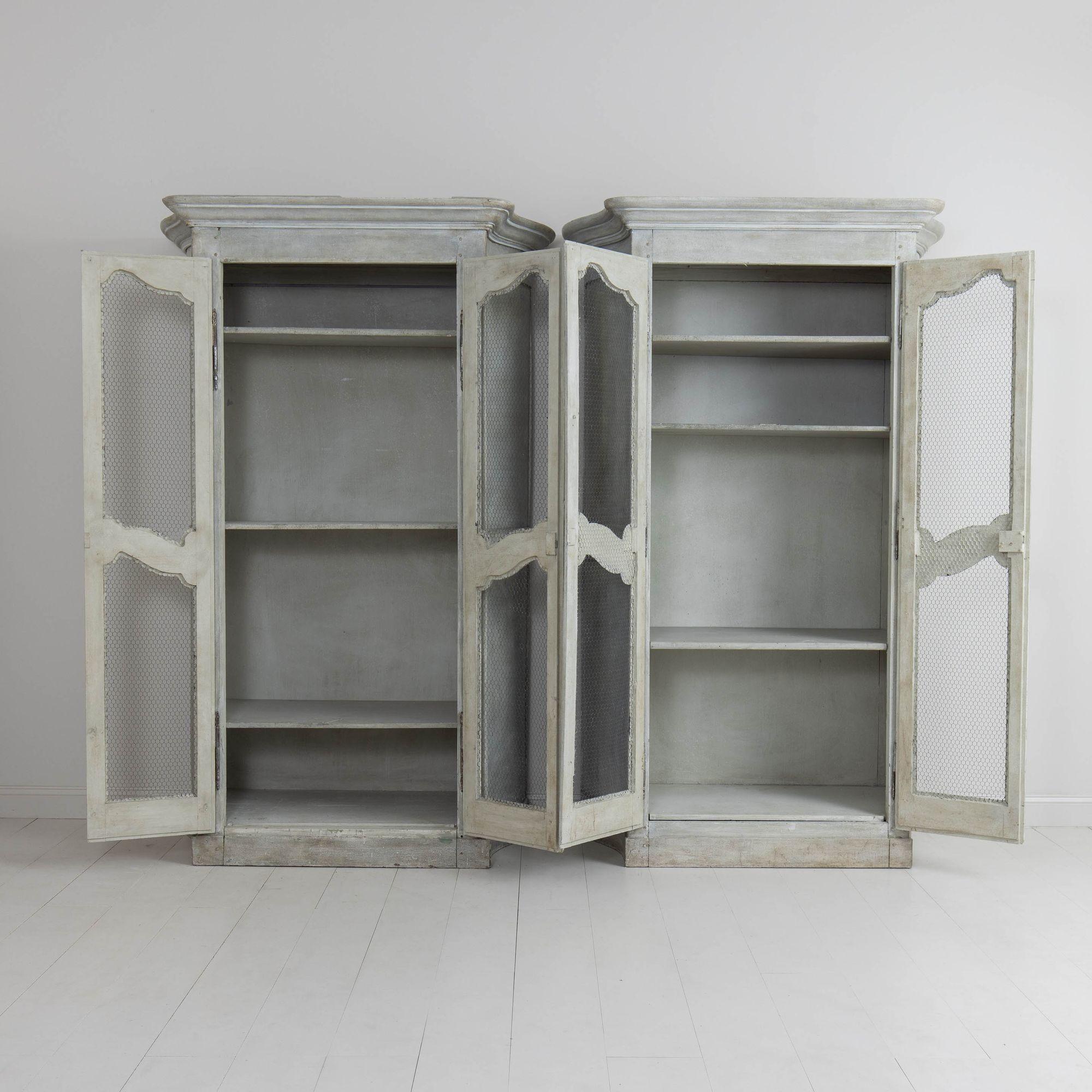 XIX sec. Armadi a muro dipinti in francese con lati a serpentina in vendita 12