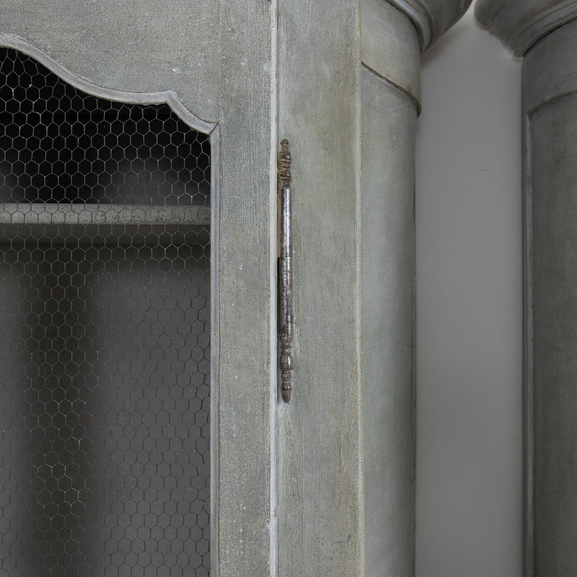 Intagliato a mano XIX sec. Armadi a muro dipinti in francese con lati a serpentina in vendita