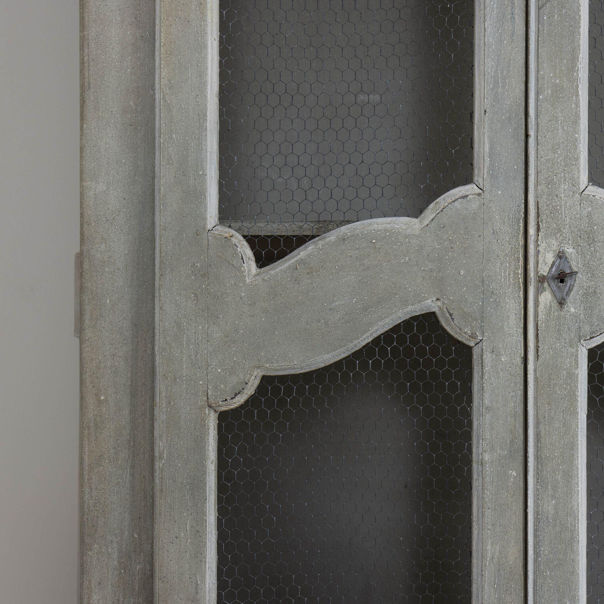 XIX sec. Armadi a muro dipinti in francese con lati a serpentina In condizioni buone in vendita a Wichita, KS