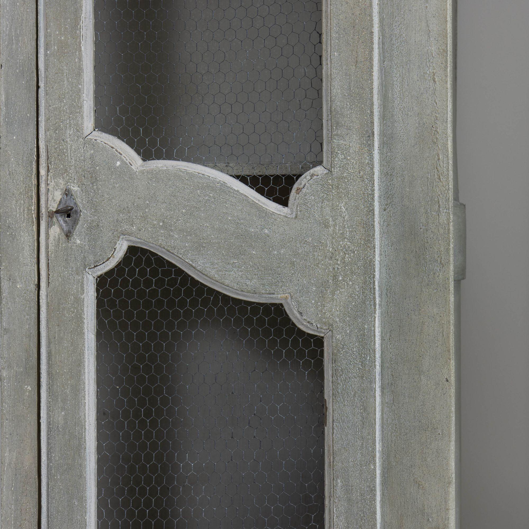 XIX secolo XIX sec. Armadi a muro dipinti in francese con lati a serpentina in vendita