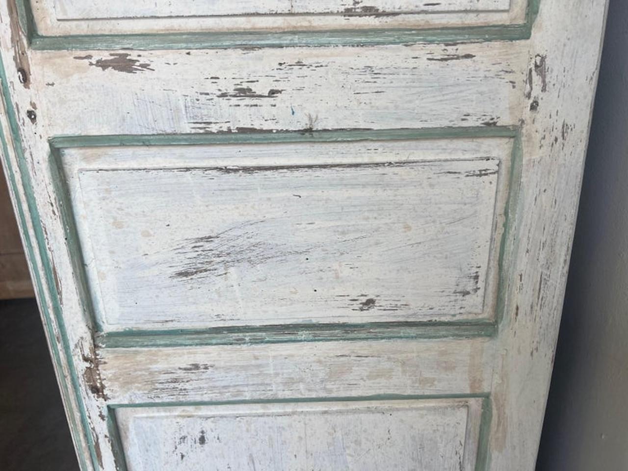Armadio dipinto francese del XIX secolo In condizioni deteriorate in vendita a Los Angeles, CA