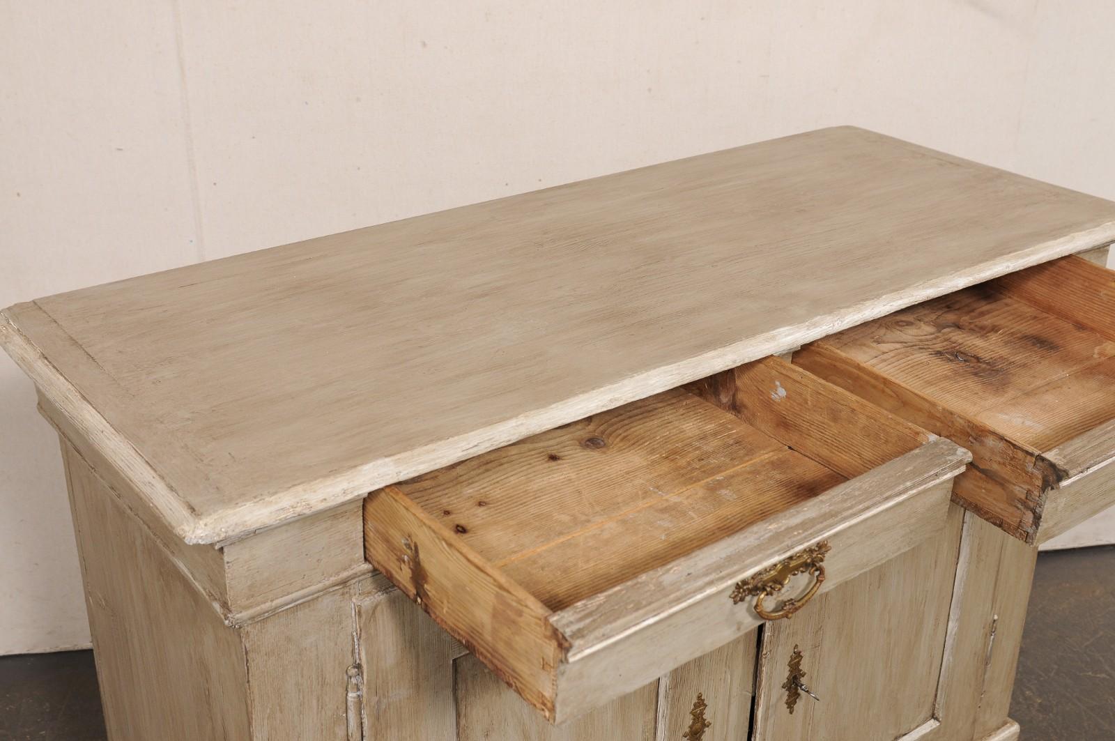 Legno Mobile Buffet in legno dipinto francese del XIX secolo con ferramenta in ottone in vendita