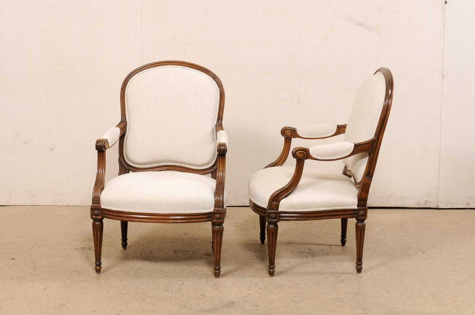 19. Jh. Französisches Paar Fauteuil-Sessel aus geschnitztem Holz, neu mit Leinen gepolstert im Angebot 5