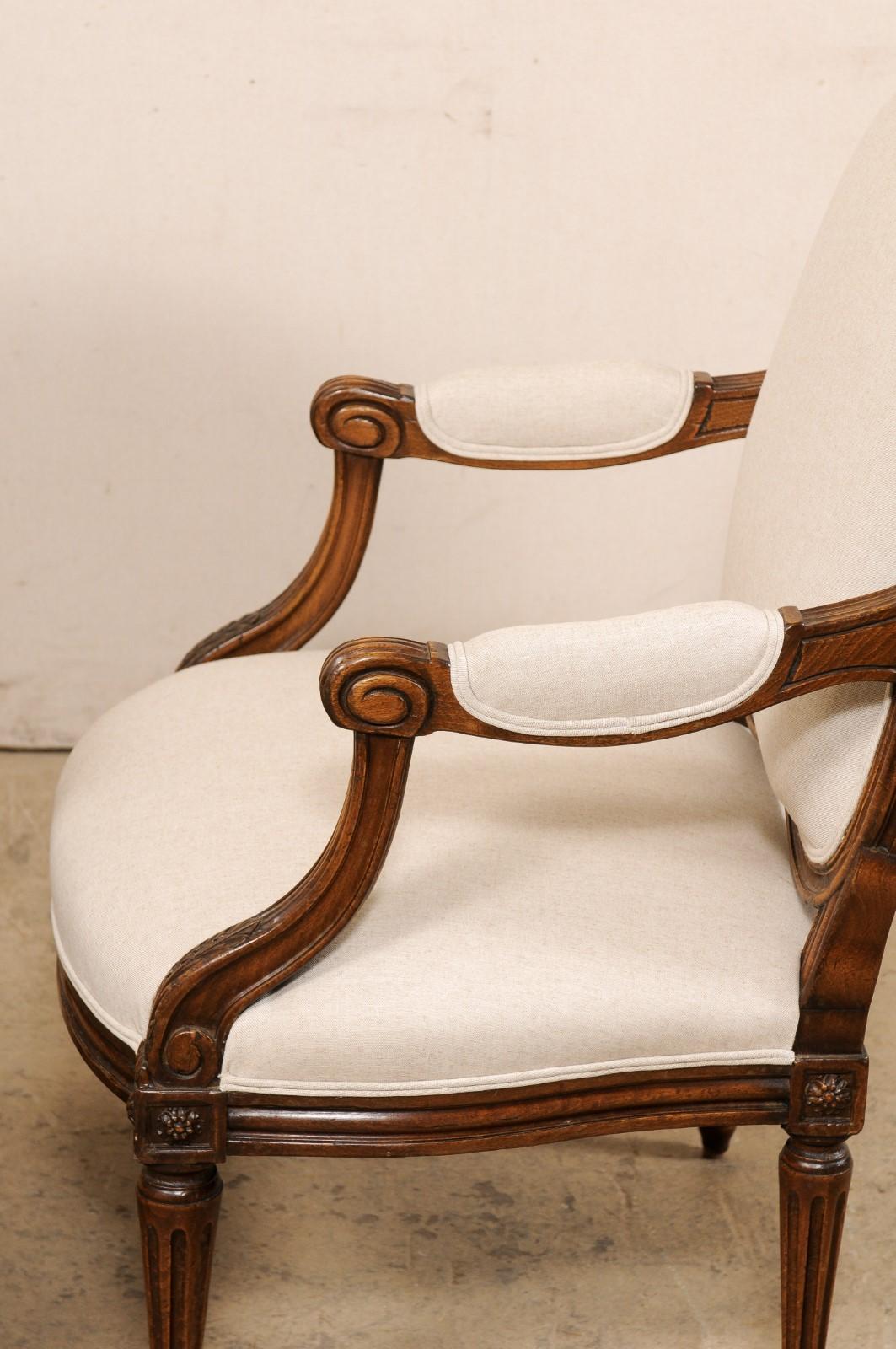 19. Jh. Französisches Paar Fauteuil-Sessel aus geschnitztem Holz, neu mit Leinen gepolstert im Angebot 6