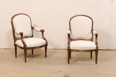 Paire de fauteuils Fauteuil en bois sculpté du 19ème siècle, nouvellement tapissés de lin.