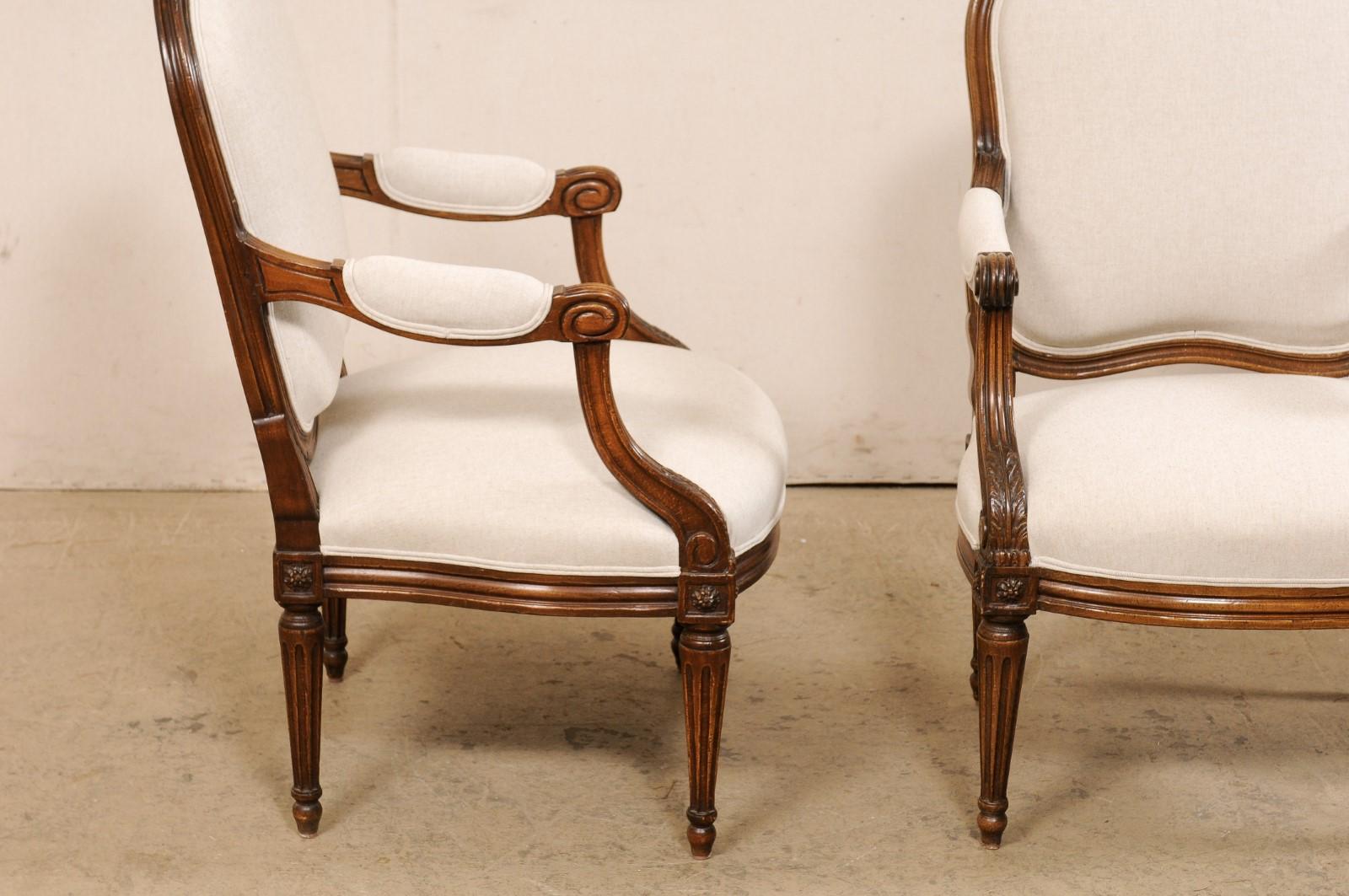 19. Jh. Französisches Paar Fauteuil-Sessel aus geschnitztem Holz, neu mit Leinen gepolstert (19. Jahrhundert) im Angebot