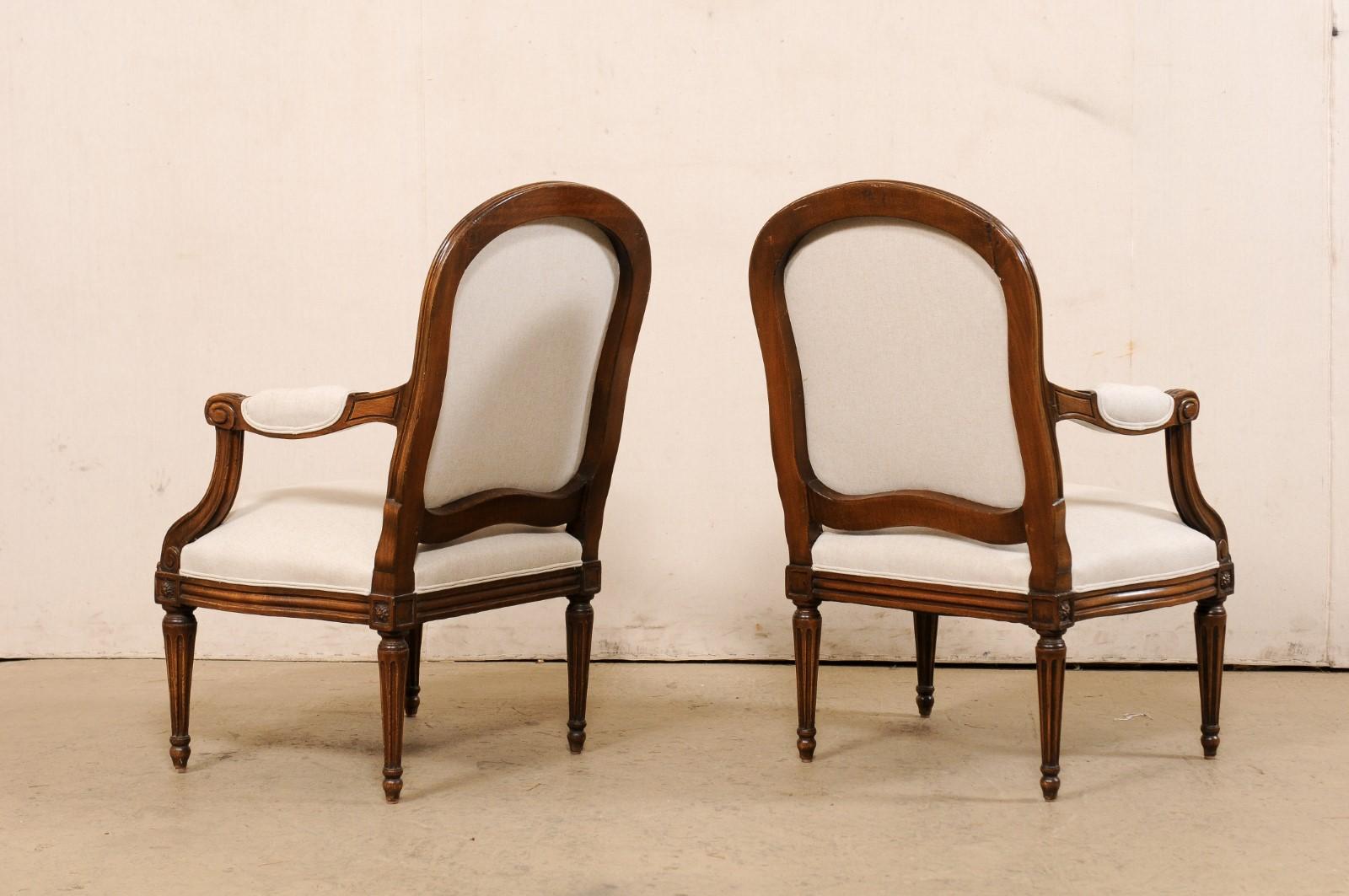 19. Jh. Französisches Paar Fauteuil-Sessel aus geschnitztem Holz, neu mit Leinen gepolstert im Angebot 3