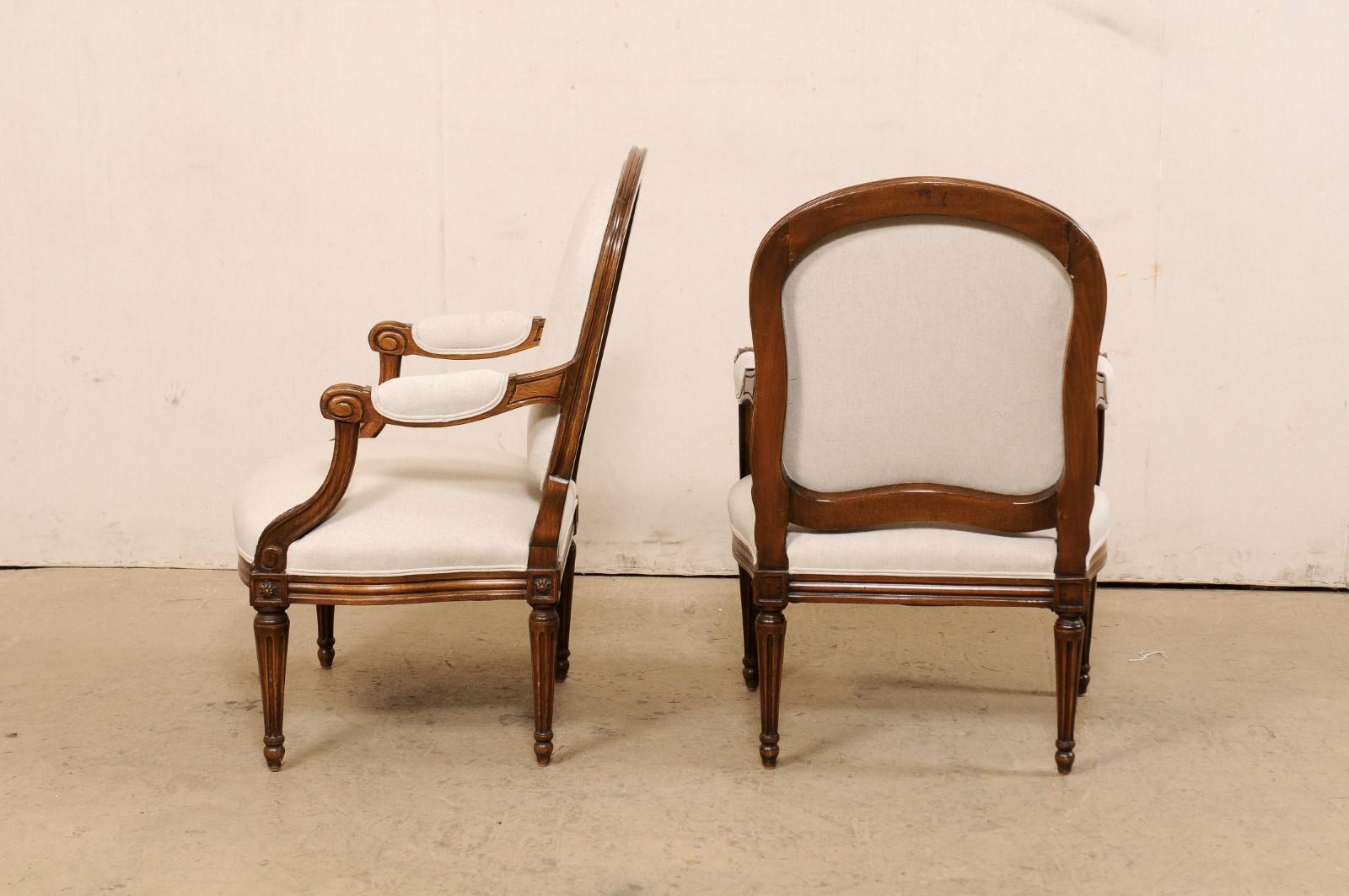 19. Jh. Französisches Paar Fauteuil-Sessel aus geschnitztem Holz, neu mit Leinen gepolstert im Angebot 4