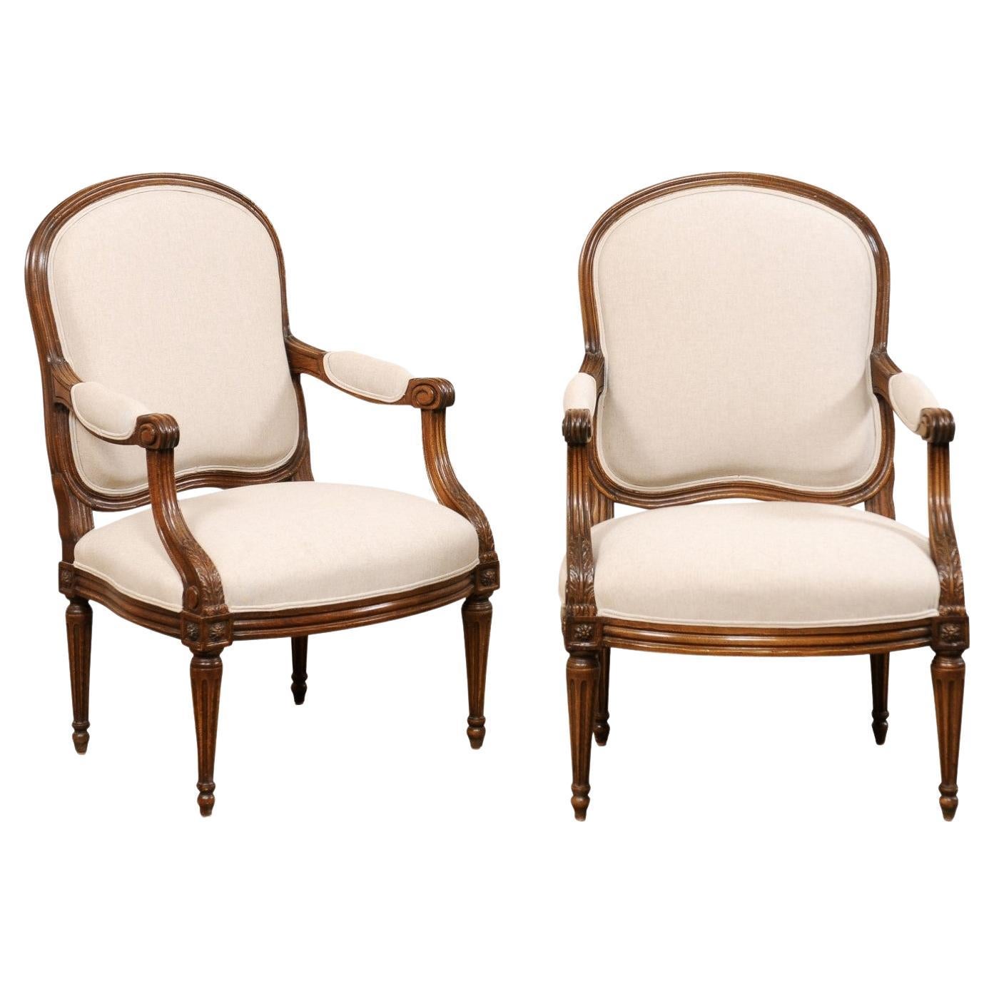 19. Jh. Französisches Paar Fauteuil-Sessel aus geschnitztem Holz, neu mit Leinen gepolstert im Angebot
