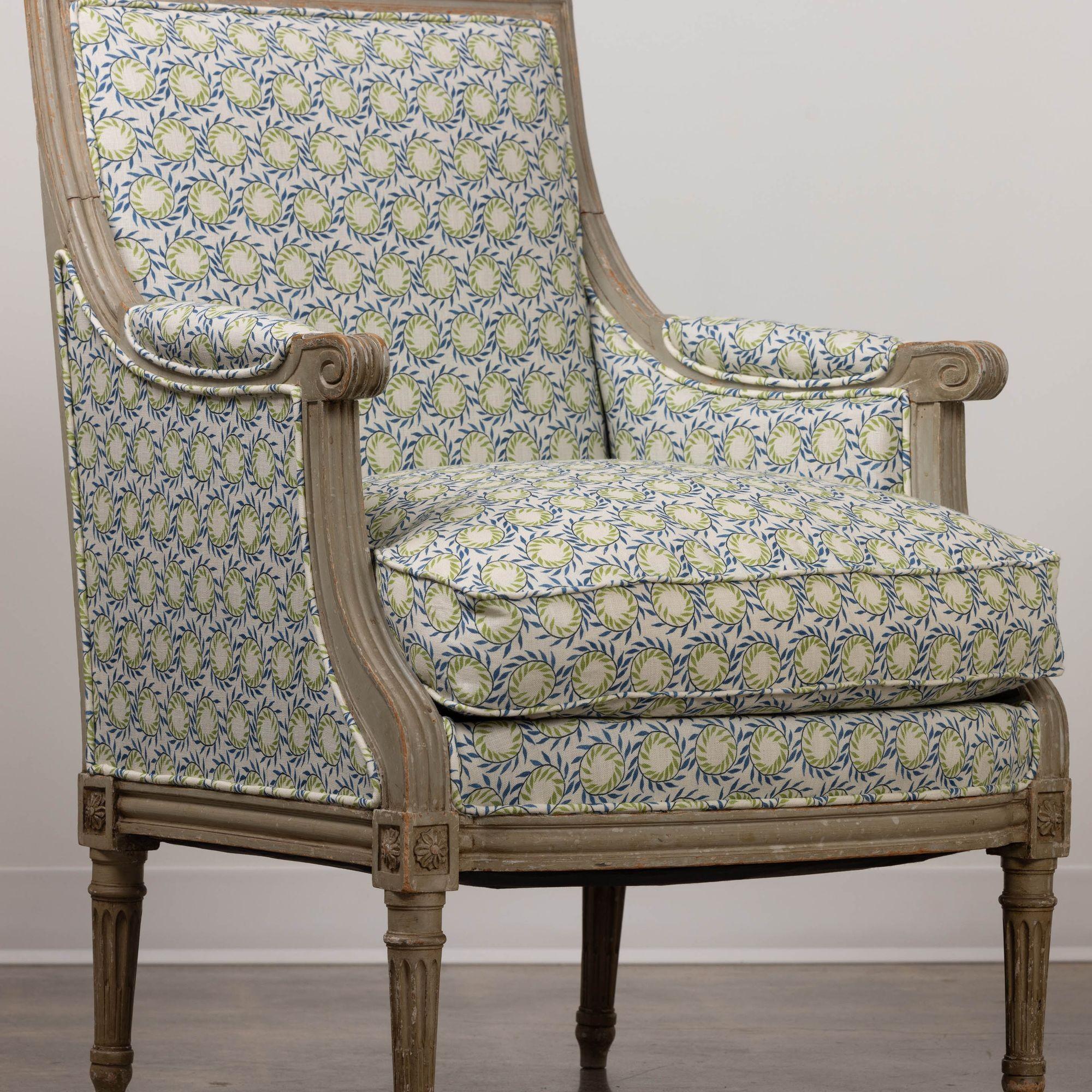 Tissu 19e s. Paire de chaises Bergère Louis XVI en peinture d'origine en vente