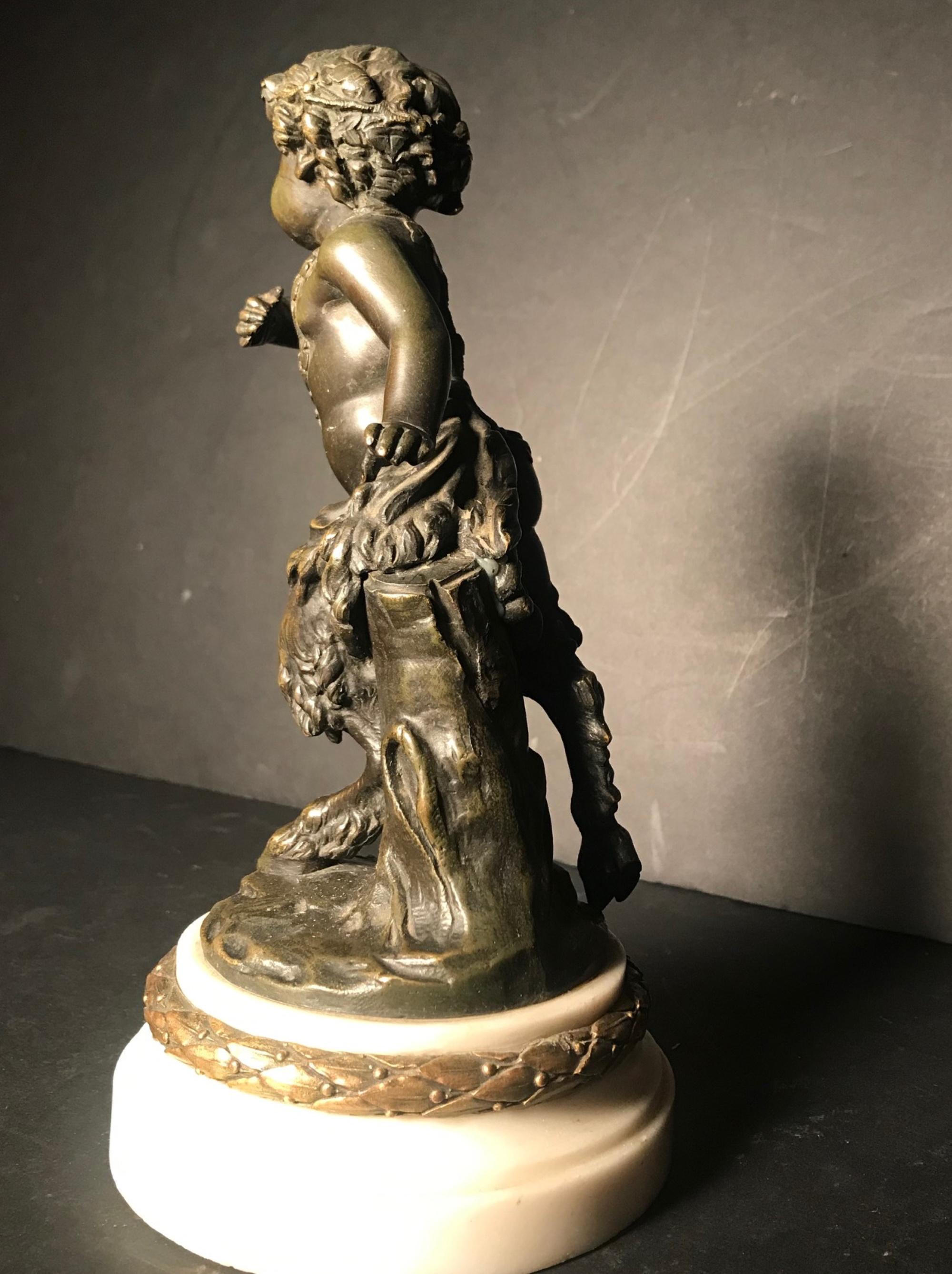 sculpture française du XIXe siècle en bronze patiné représentant un faune, un enfant satyre d'après Clodion

Cette belle sculpture de qualité exceptionnelle de style rococo est un pan ou satyre en bronze finement coulé monté sur une base en marbre