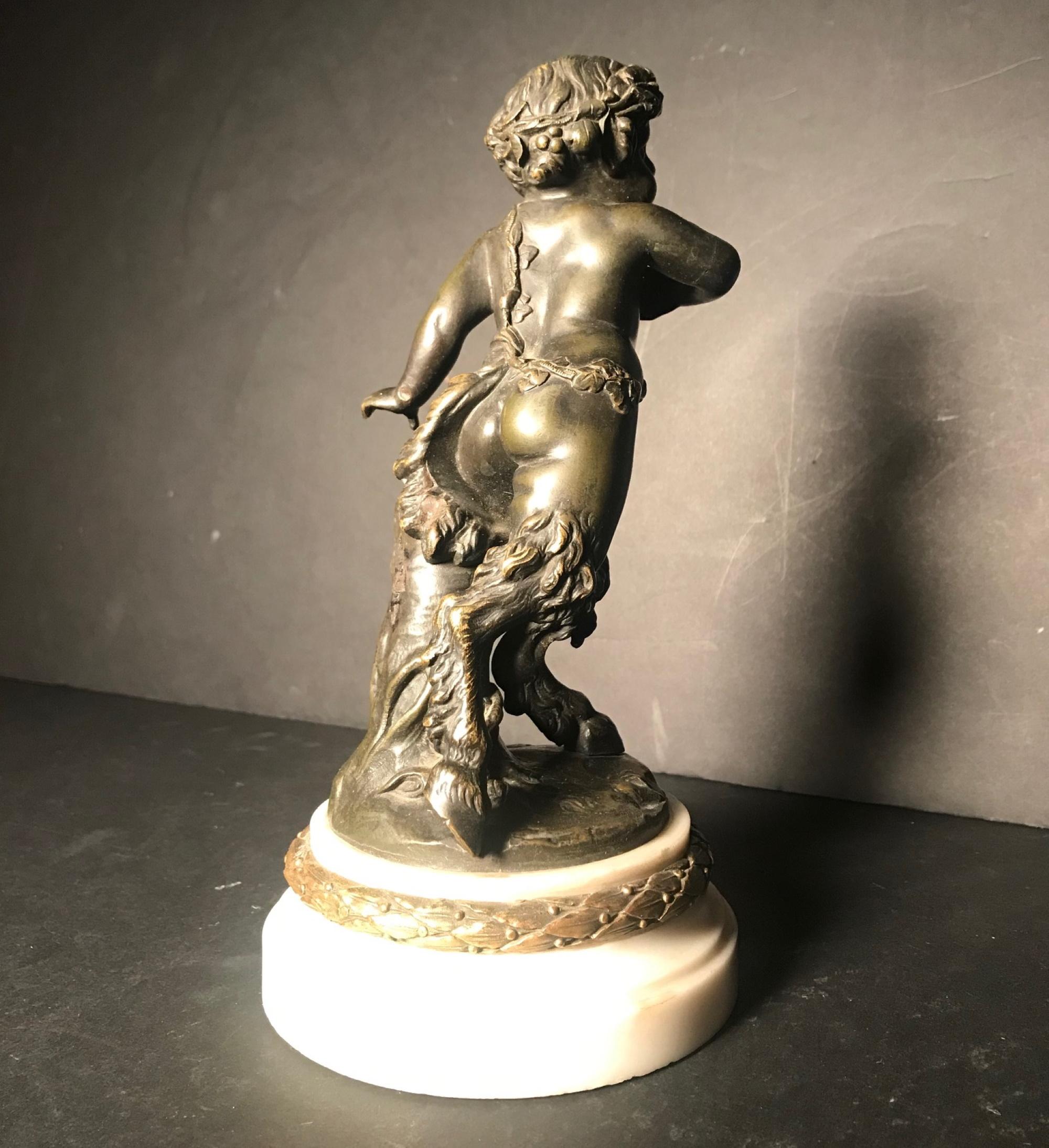 französische patinierte Bronzeskulptur des Faun-Kindes Satyr nach Clodion aus dem 19 (Französisch) im Angebot