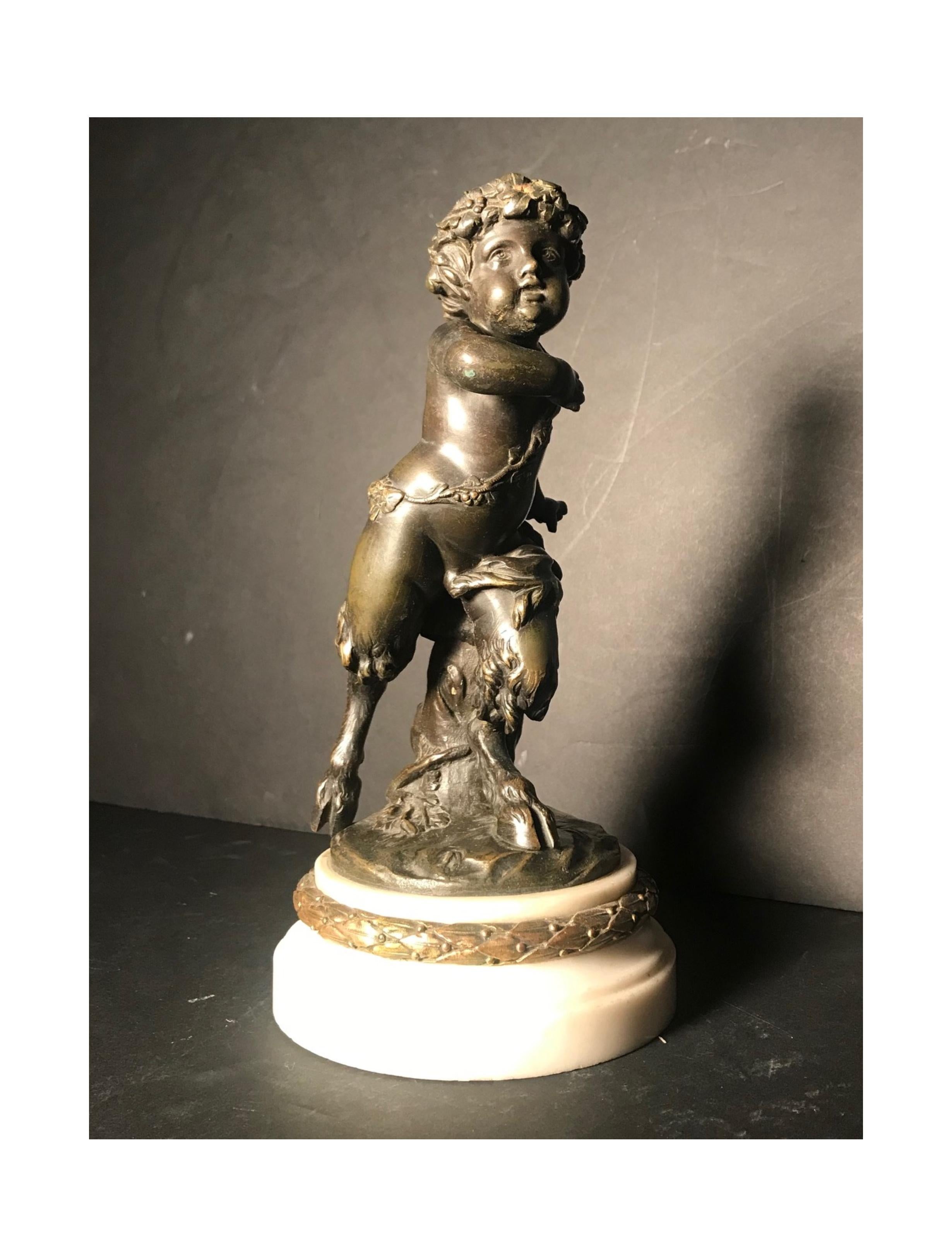 französische patinierte Bronzeskulptur des Faun-Kindes Satyr nach Clodion aus dem 19 (19. Jahrhundert) im Angebot