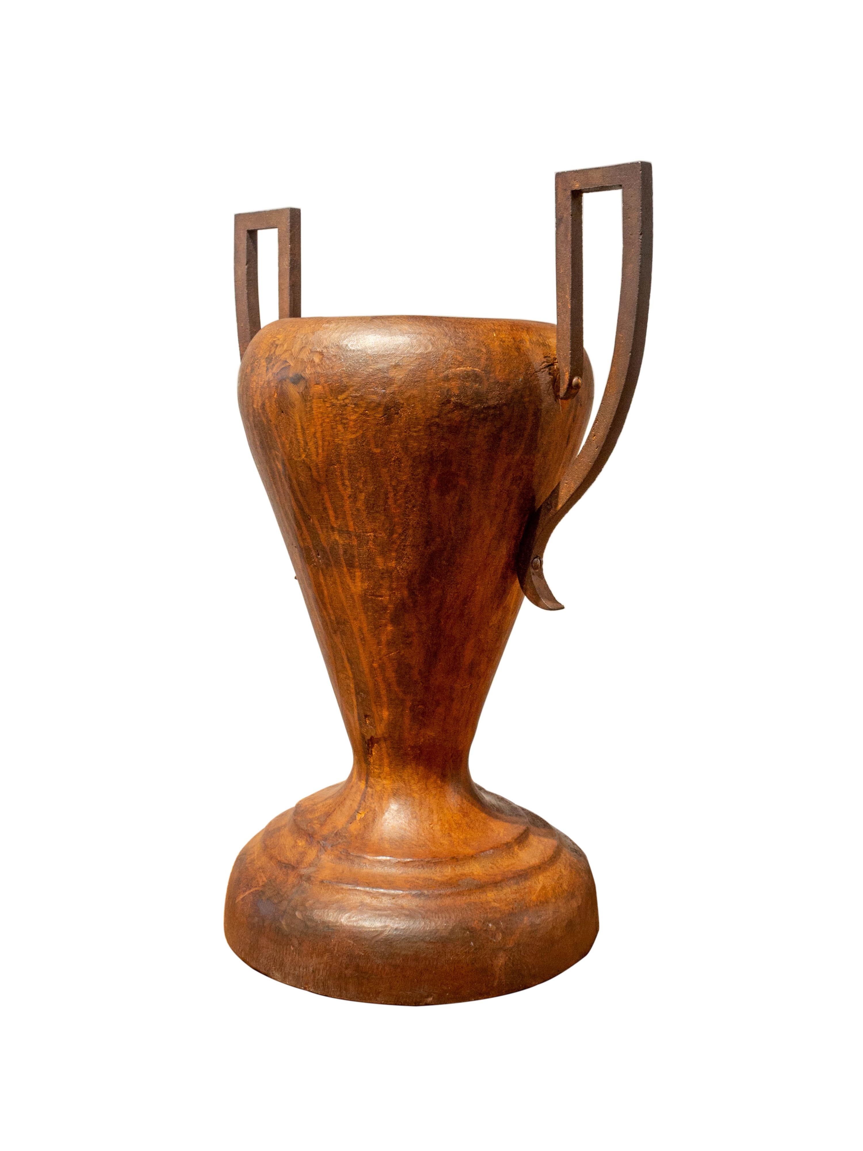 urne française en fer patiné du 19ème siècle en très bon état.