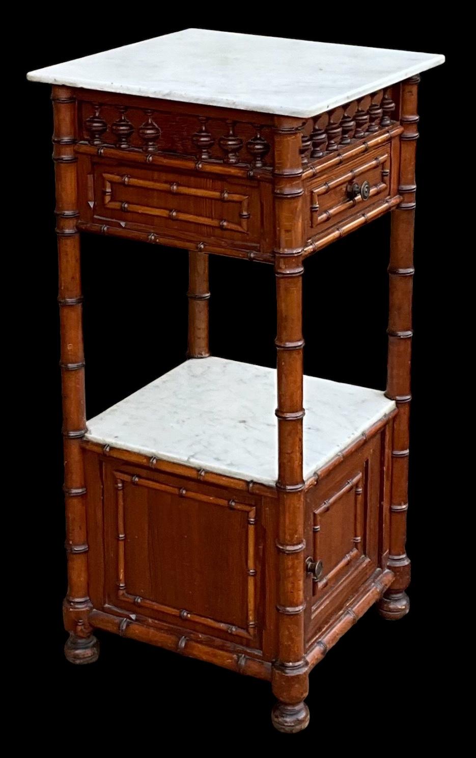 19. Jahrhundert. French Pine Faux Bamboo Marble Top Stand / Pedestal / Beistelltisch (Ästhetizismus) im Angebot