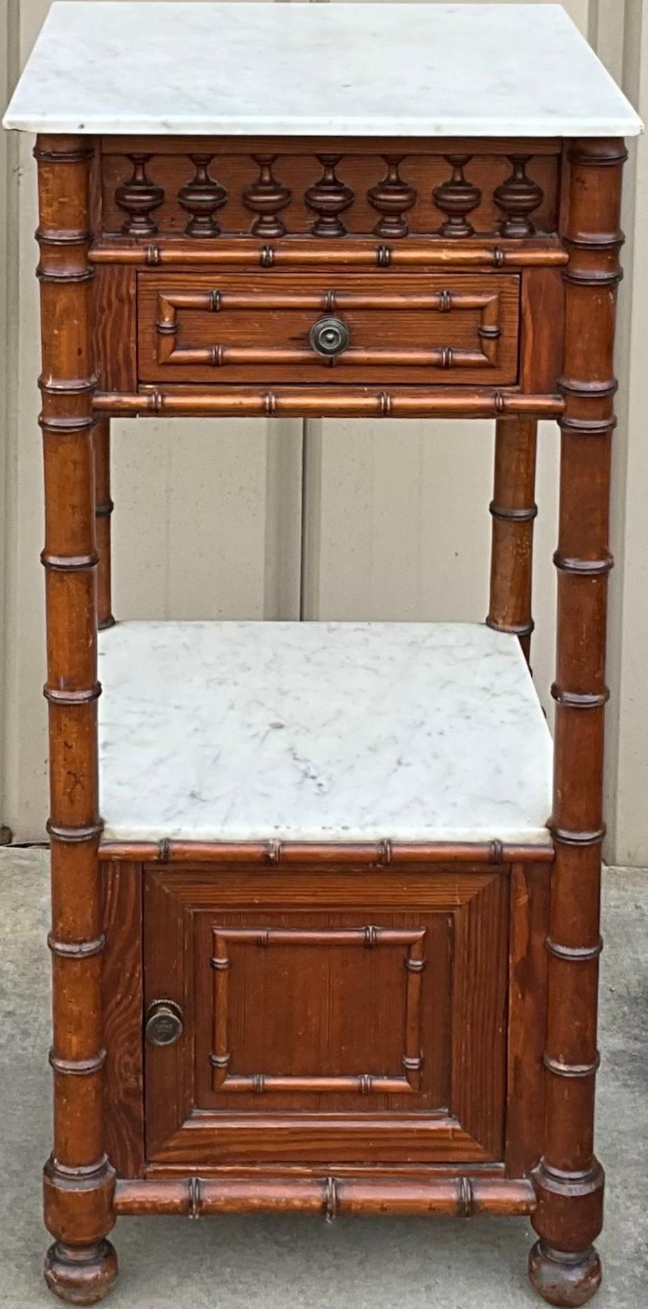 19. Jahrhundert. French Pine Faux Bamboo Marble Top Stand / Pedestal / Beistelltisch (Französisch) im Angebot