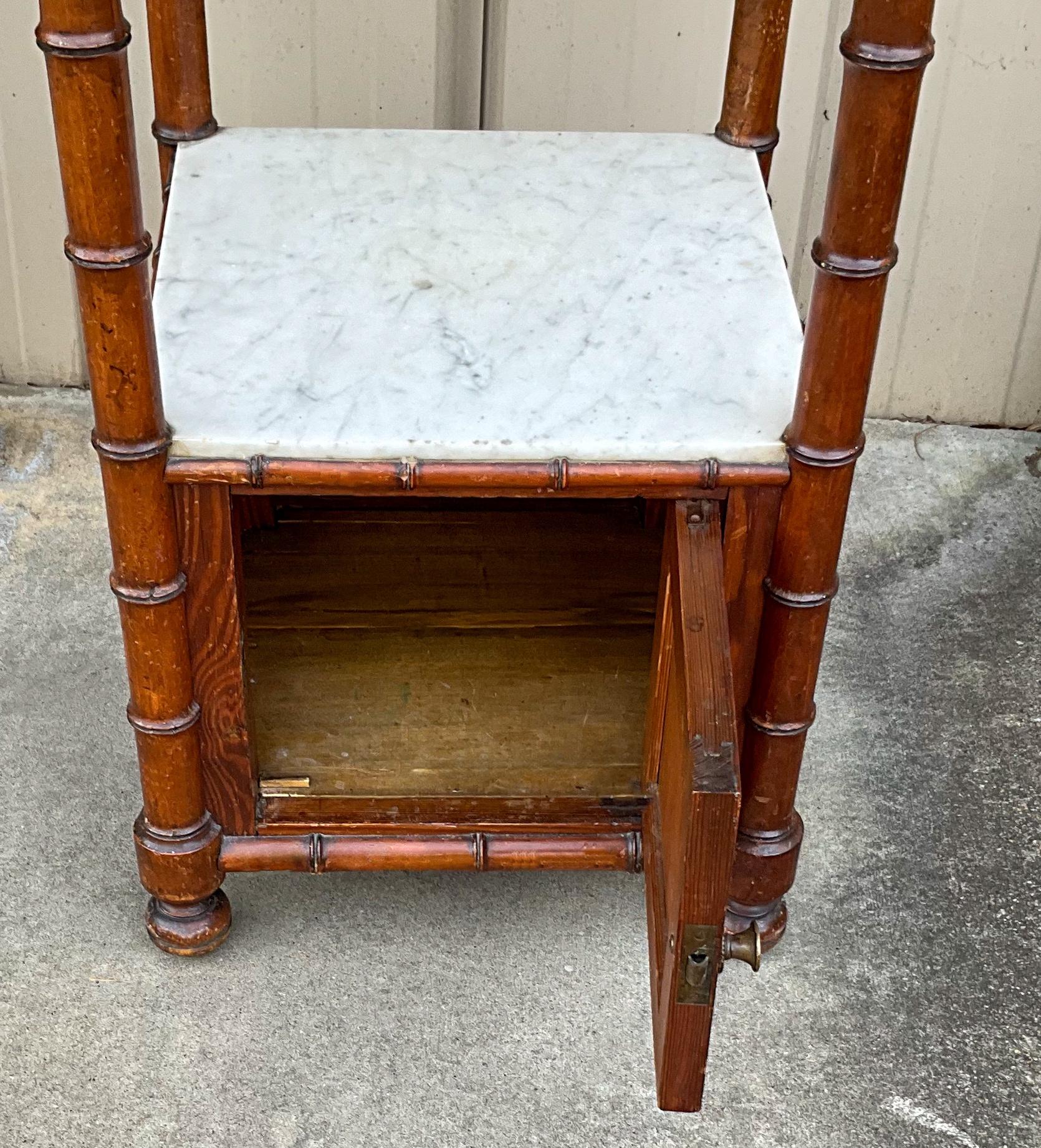 19. Jahrhundert. French Pine Faux Bamboo Marble Top Stand / Pedestal / Beistelltisch im Zustand „Gut“ im Angebot in Kennesaw, GA