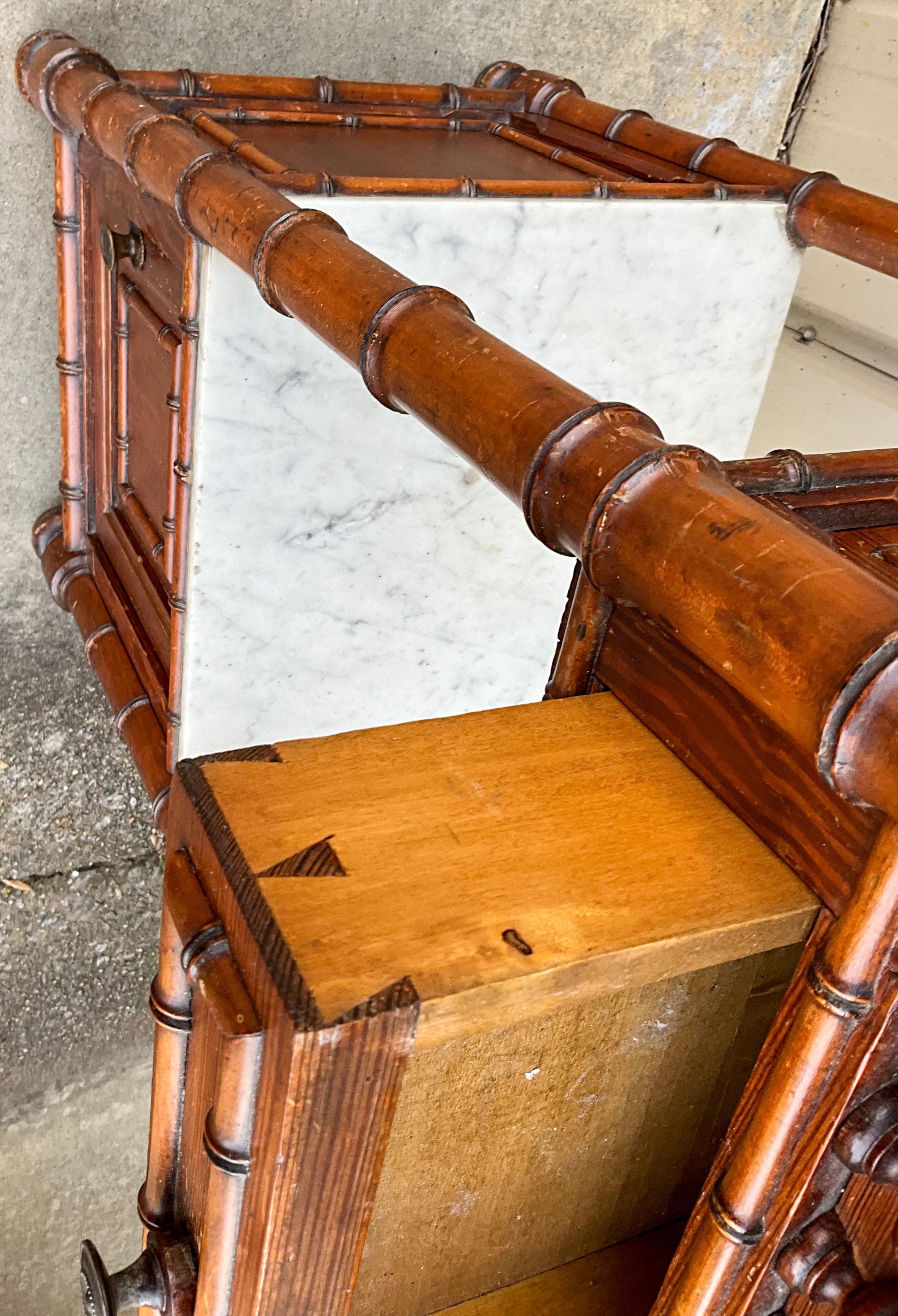 19. Jahrhundert. French Pine Faux Bamboo Marble Top Stand / Pedestal / Beistelltisch (Marmor) im Angebot