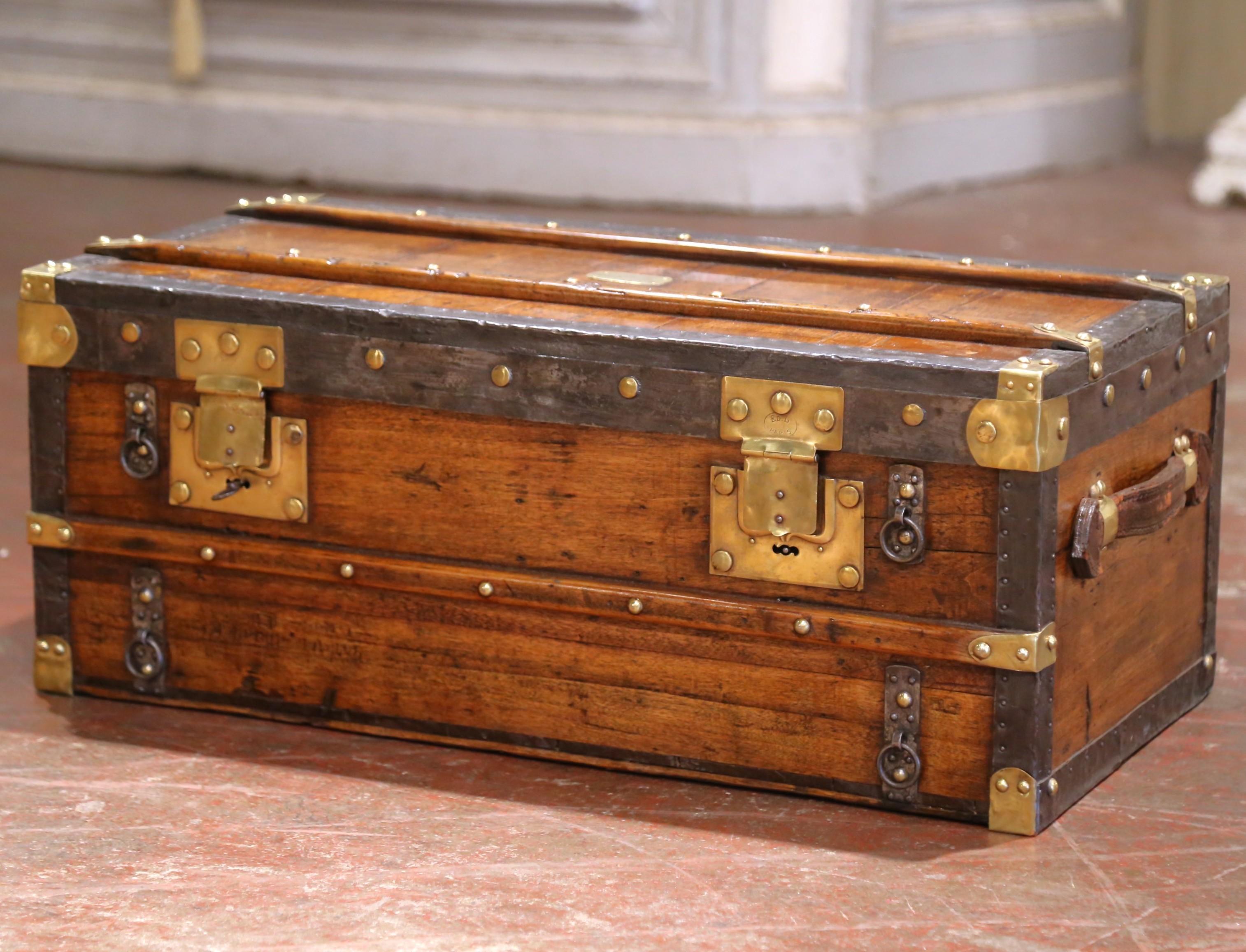 Dieser charmante Reisekoffer wurde um 1895 in Frankreich aus reichlich getöntem Pappelholz gefertigt und mit robusten Messing- und Eisenverstärkungen versehen. Gestempelt Ed. L Paris auf der zentralen Schlossplatte. Das Stück ist mit Beschlägen