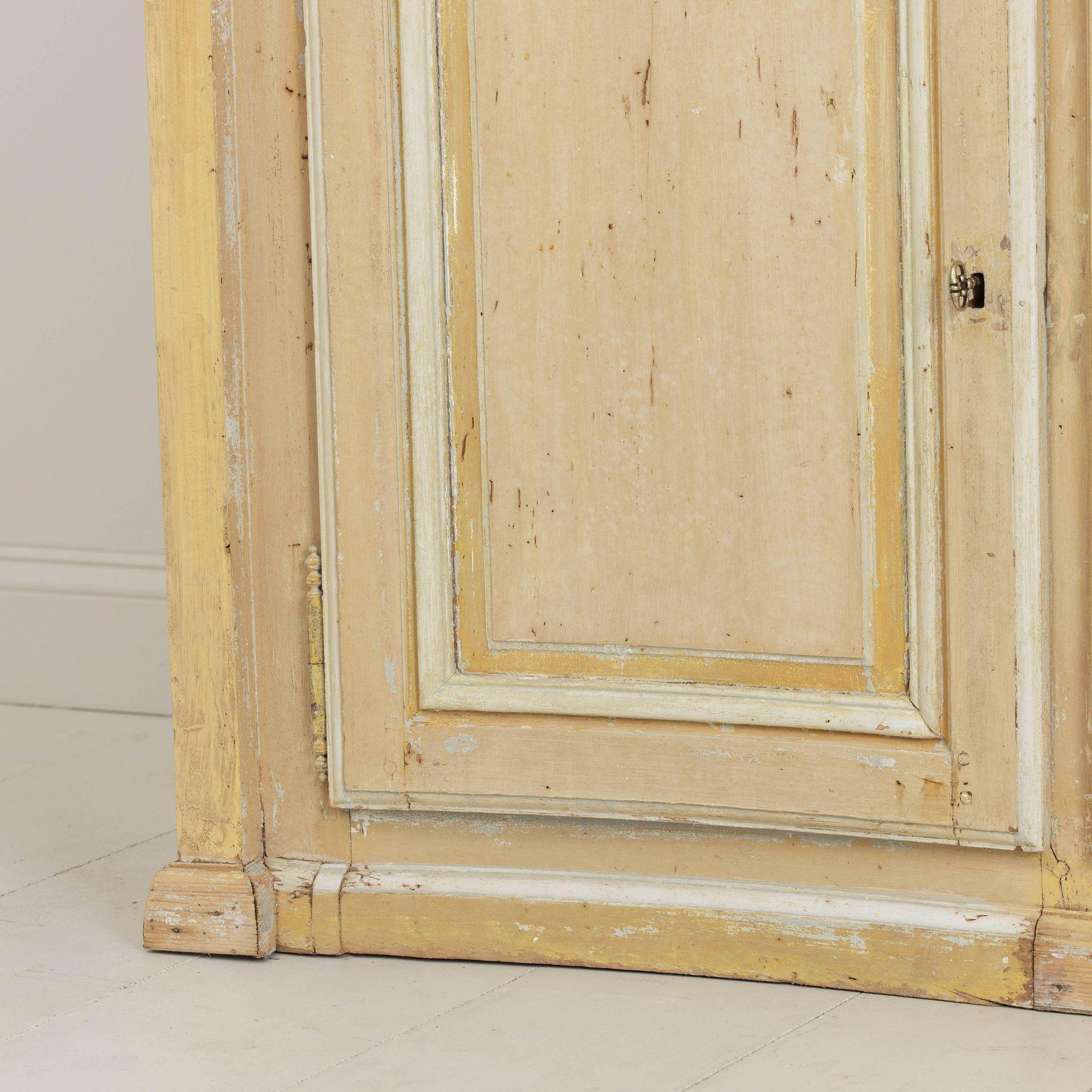 19th c. French Provençal Serpentine Front Enfilade in Original Paint For Sale 7