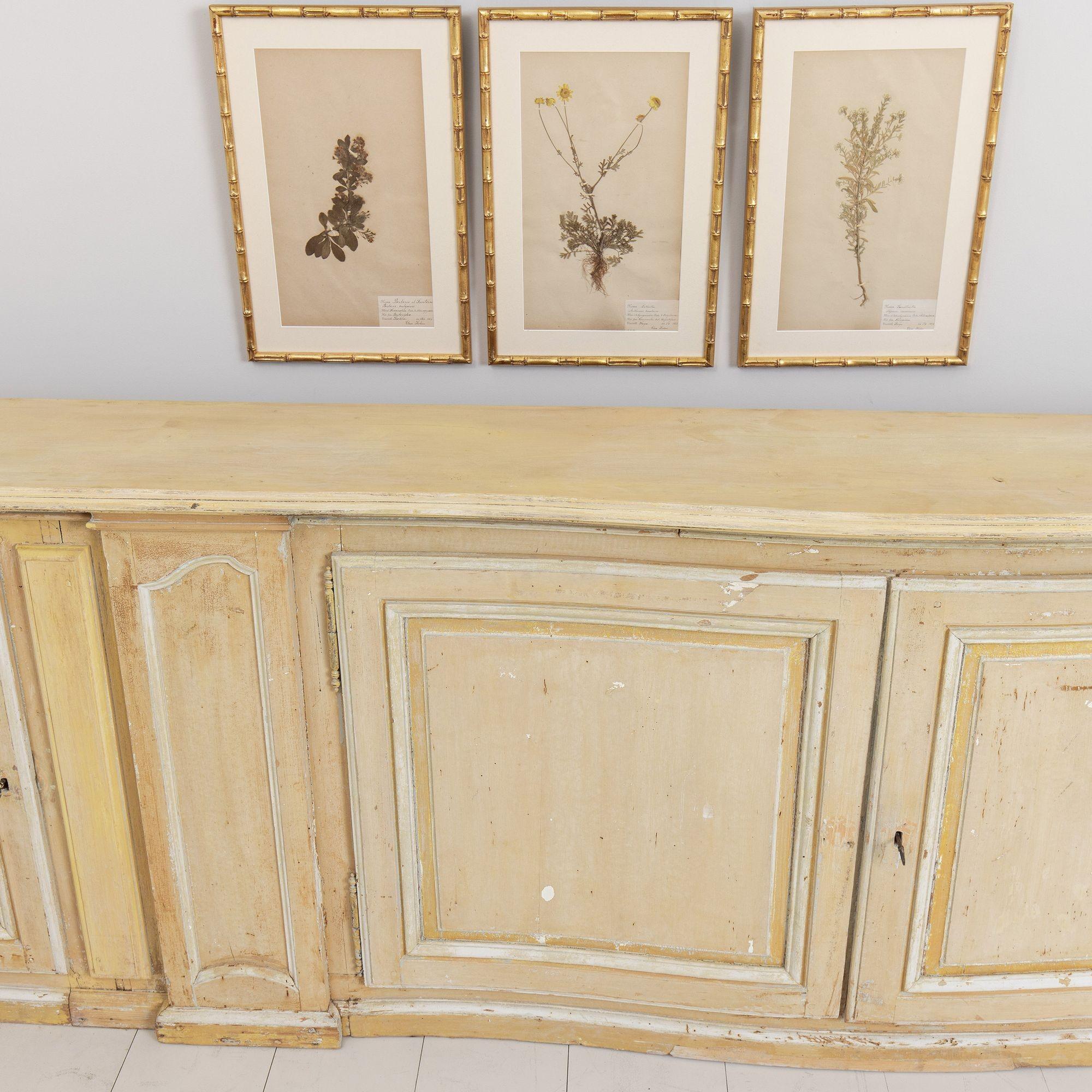 Bois 19e s. Enfilade provençale à façade serpentine en peinture jaune d'origine
