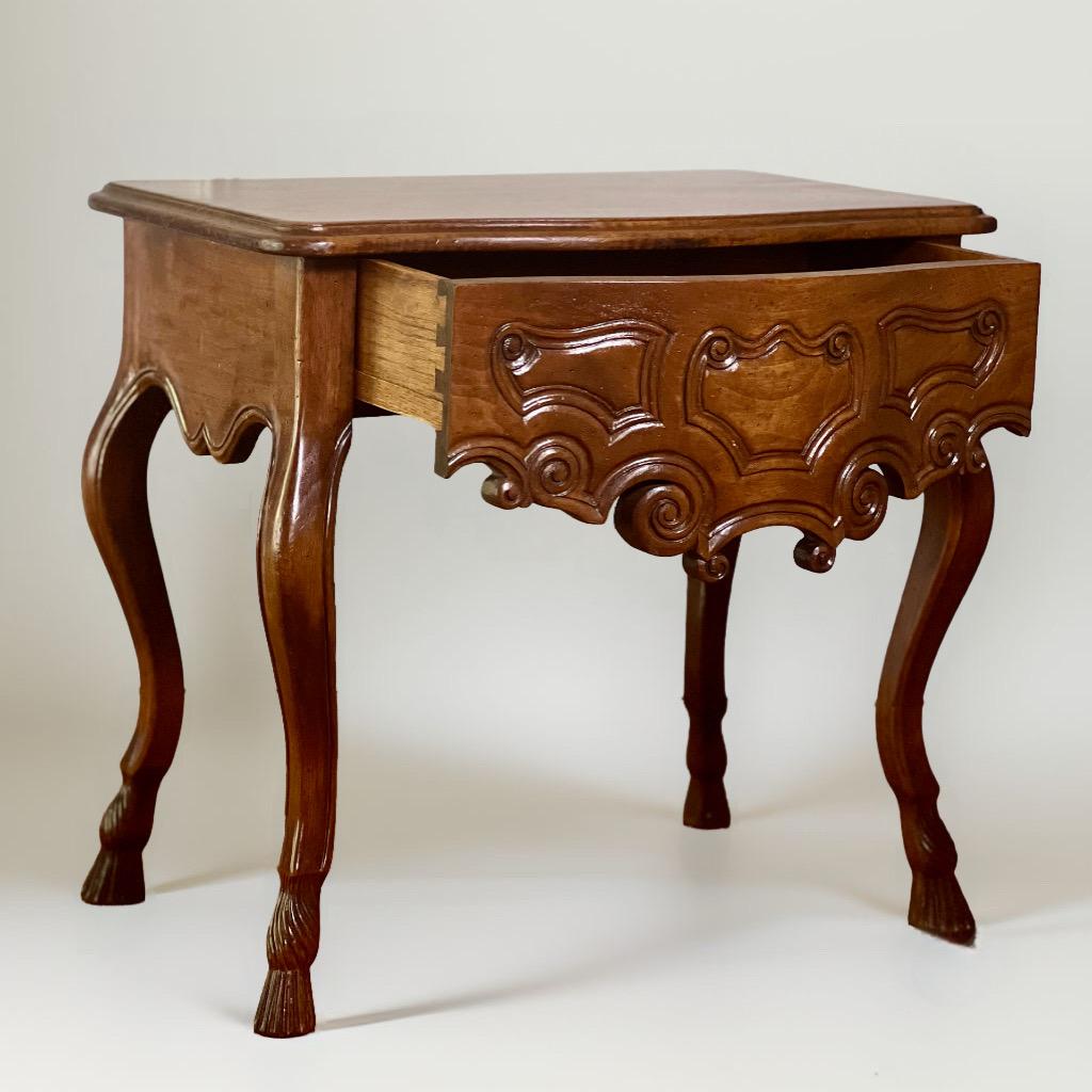 19th C. French Provincial Louis XV Style Carved Walnut Side Table with Drawer In Good Condition For Sale In Doylestown, PA