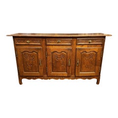 Buffet a due corpi in quercia e castagno della provincia francese del XIX secolo con intaglio a fogliame
