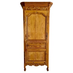 Schrank im französischen Provincial-Stil des 19. Jahrhunderts