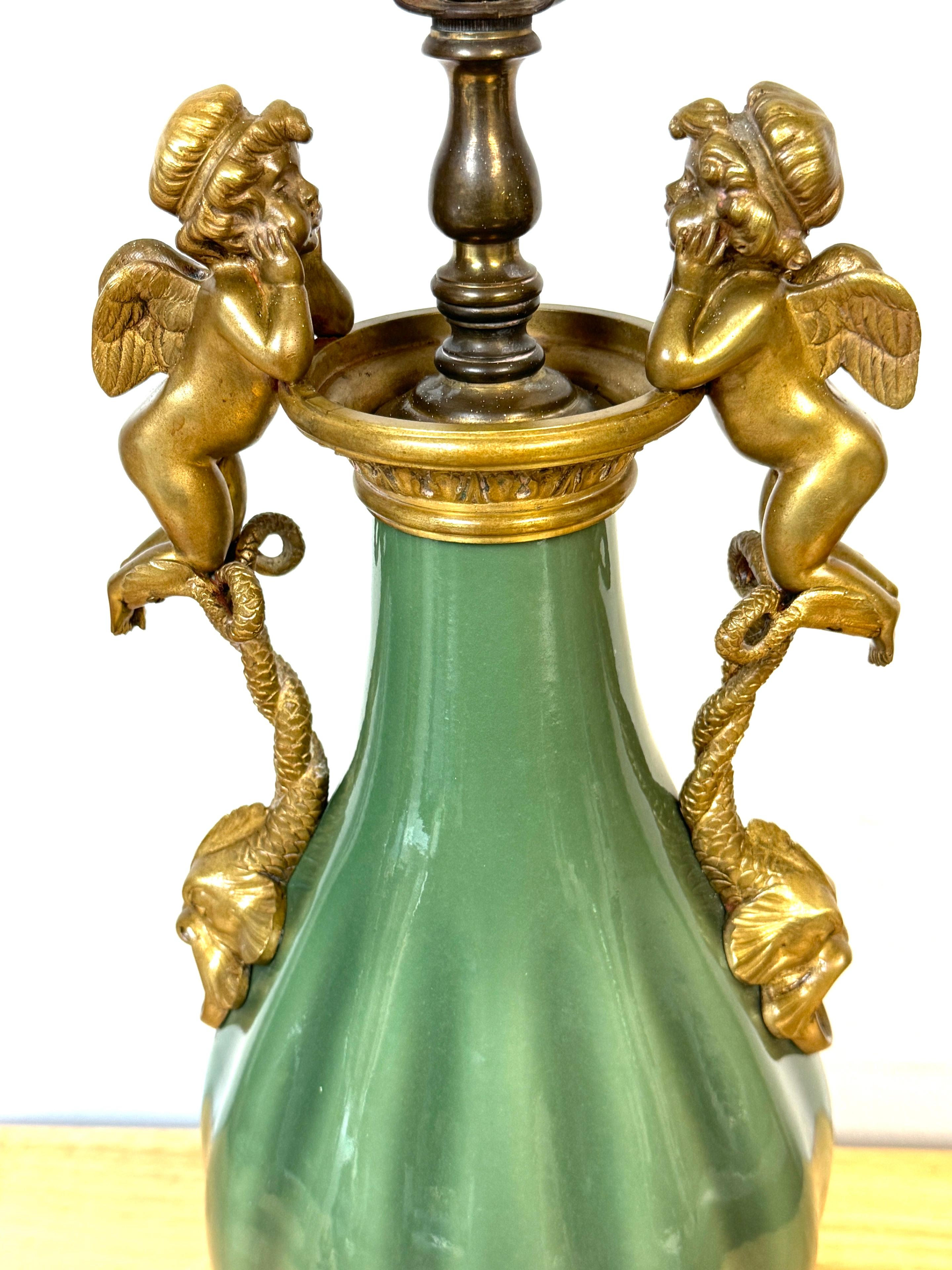A.C.I.C. Vase chinois en céladon, monté en bronze doré, à motif de putti, transformé en lampe. en vente 2
