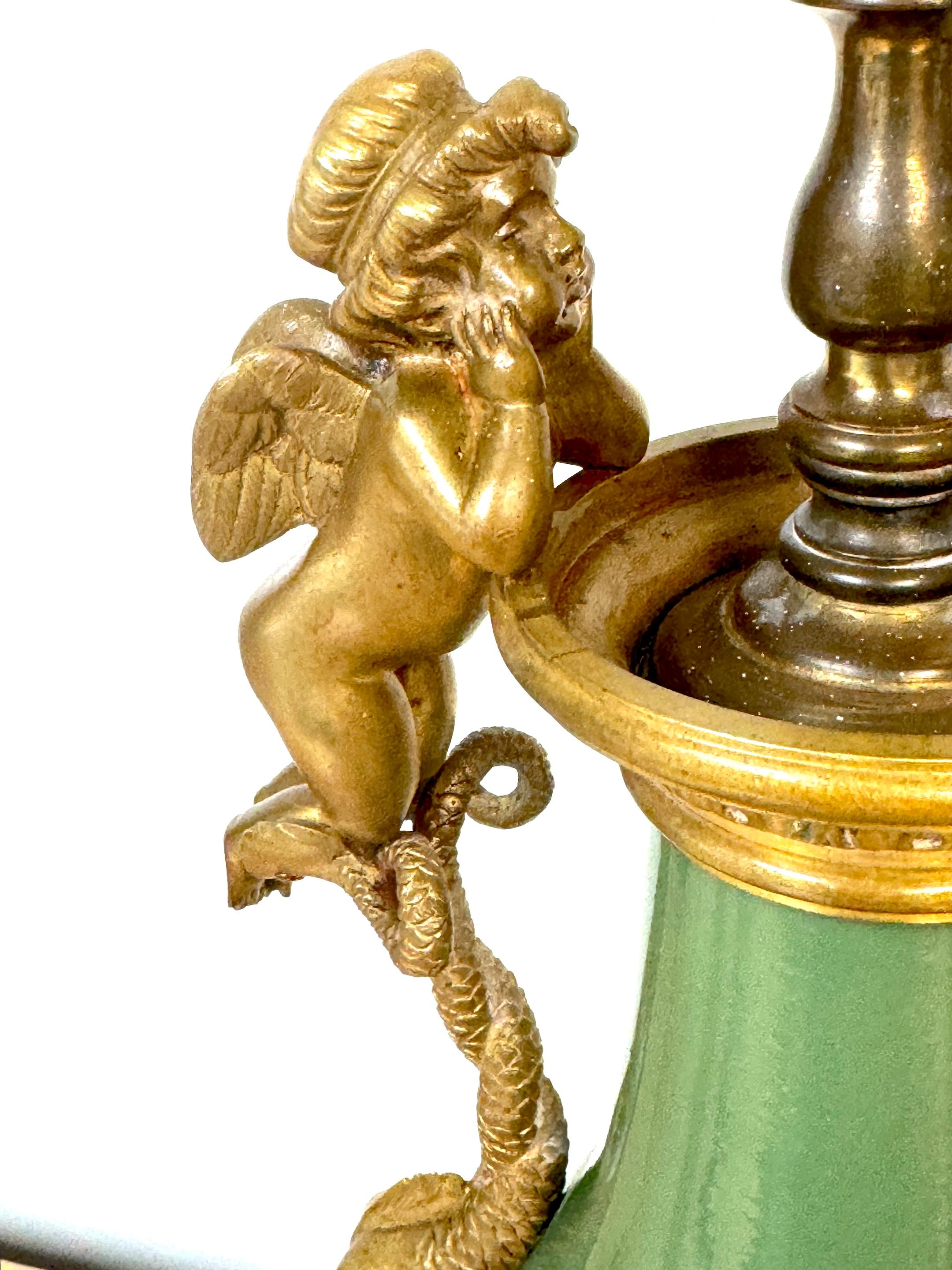 A.C.I.C. Vase chinois en céladon, monté en bronze doré, à motif de putti, transformé en lampe. en vente 3