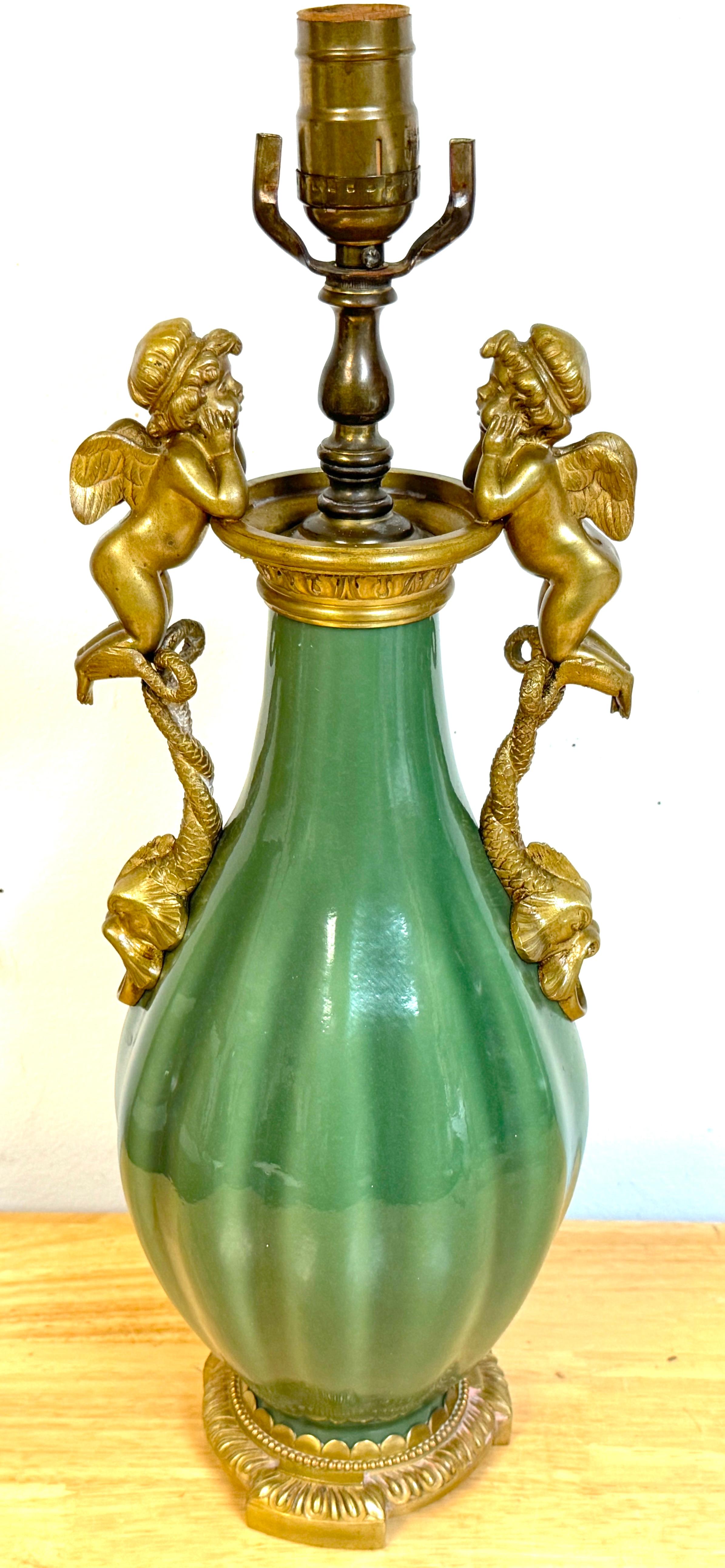 Vase chinois en céladon monté en bronze doré avec motif de putti, actuellement utilisé comme lampe

Gracieux vase chinois du XIXe siècle en porcelaine céladon glacée, monté plus tard en France avec du bronze doré finement moulé et transformé en
