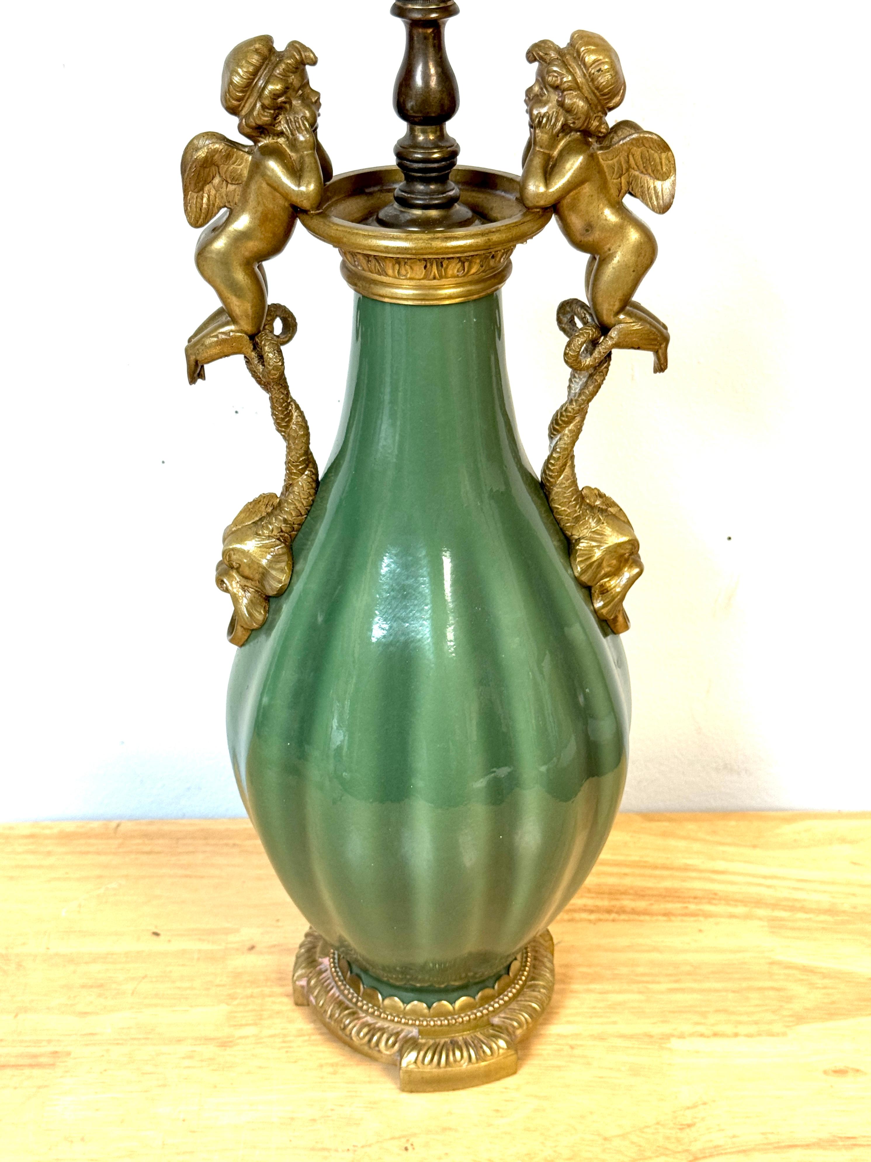 Néoclassique A.C.I.C. Vase chinois en céladon, monté en bronze doré, à motif de putti, transformé en lampe. en vente