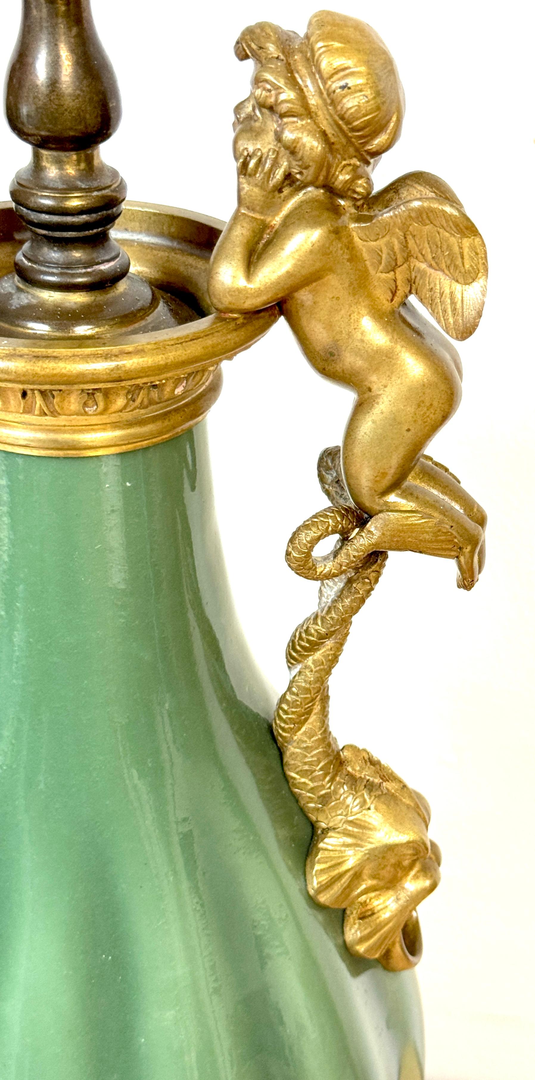 Français A.C.I.C. Vase chinois en céladon, monté en bronze doré, à motif de putti, transformé en lampe. en vente