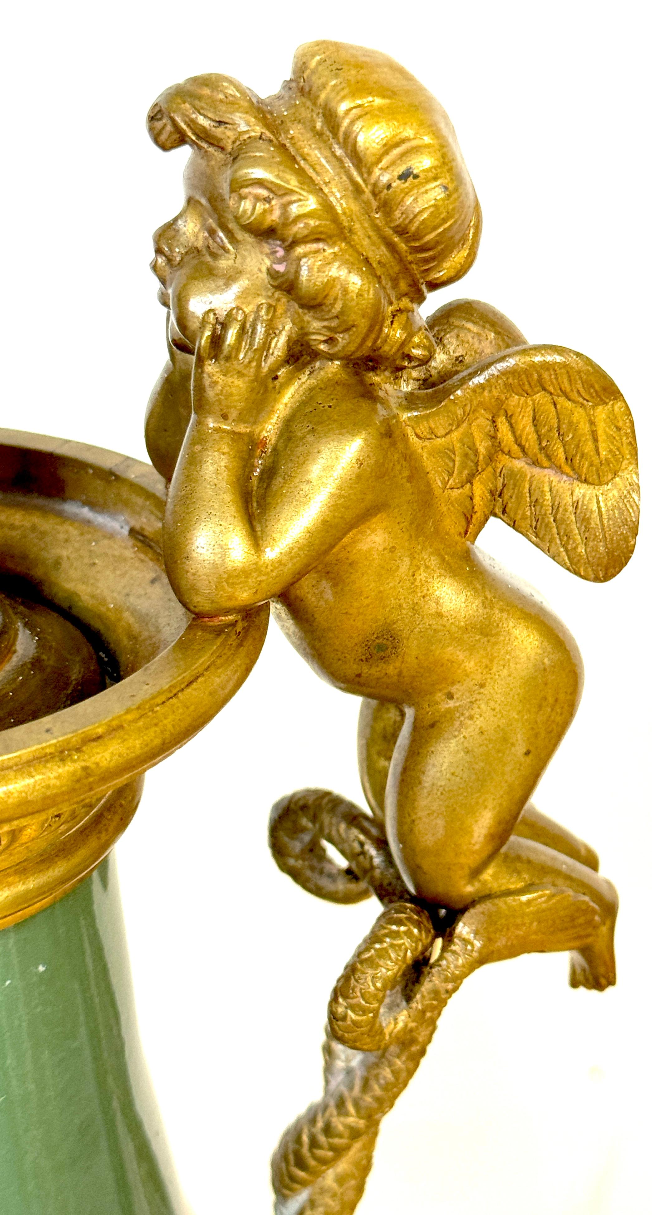 Gravé A.C.I.C. Vase chinois en céladon, monté en bronze doré, à motif de putti, transformé en lampe. en vente