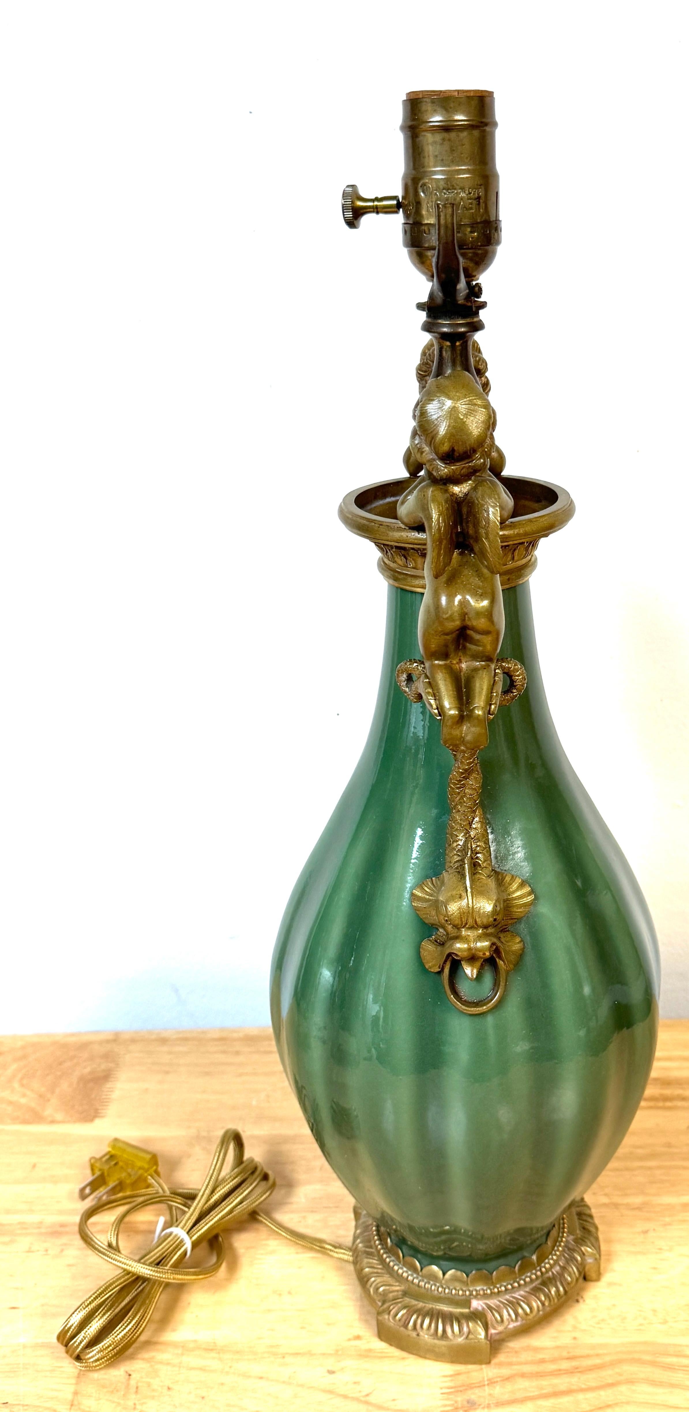 A.C.I.C. Vase chinois en céladon, monté en bronze doré, à motif de putti, transformé en lampe. Bon état - En vente à West Palm Beach, FL