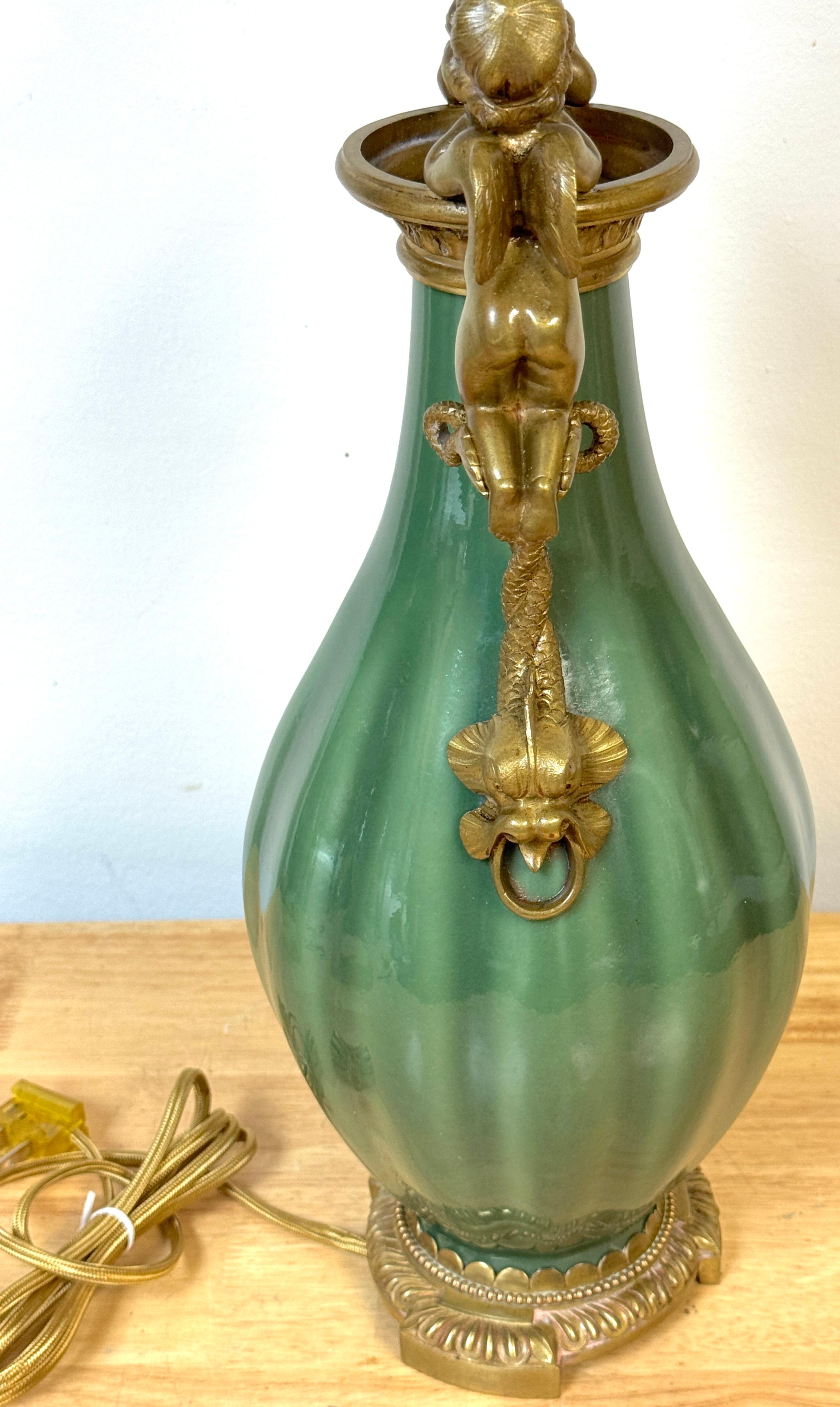XIXe siècle A.C.I.C. Vase chinois en céladon, monté en bronze doré, à motif de putti, transformé en lampe. en vente